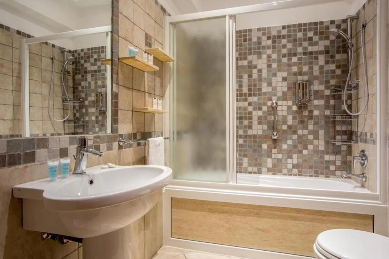 Shower in Basilio 55 Rome