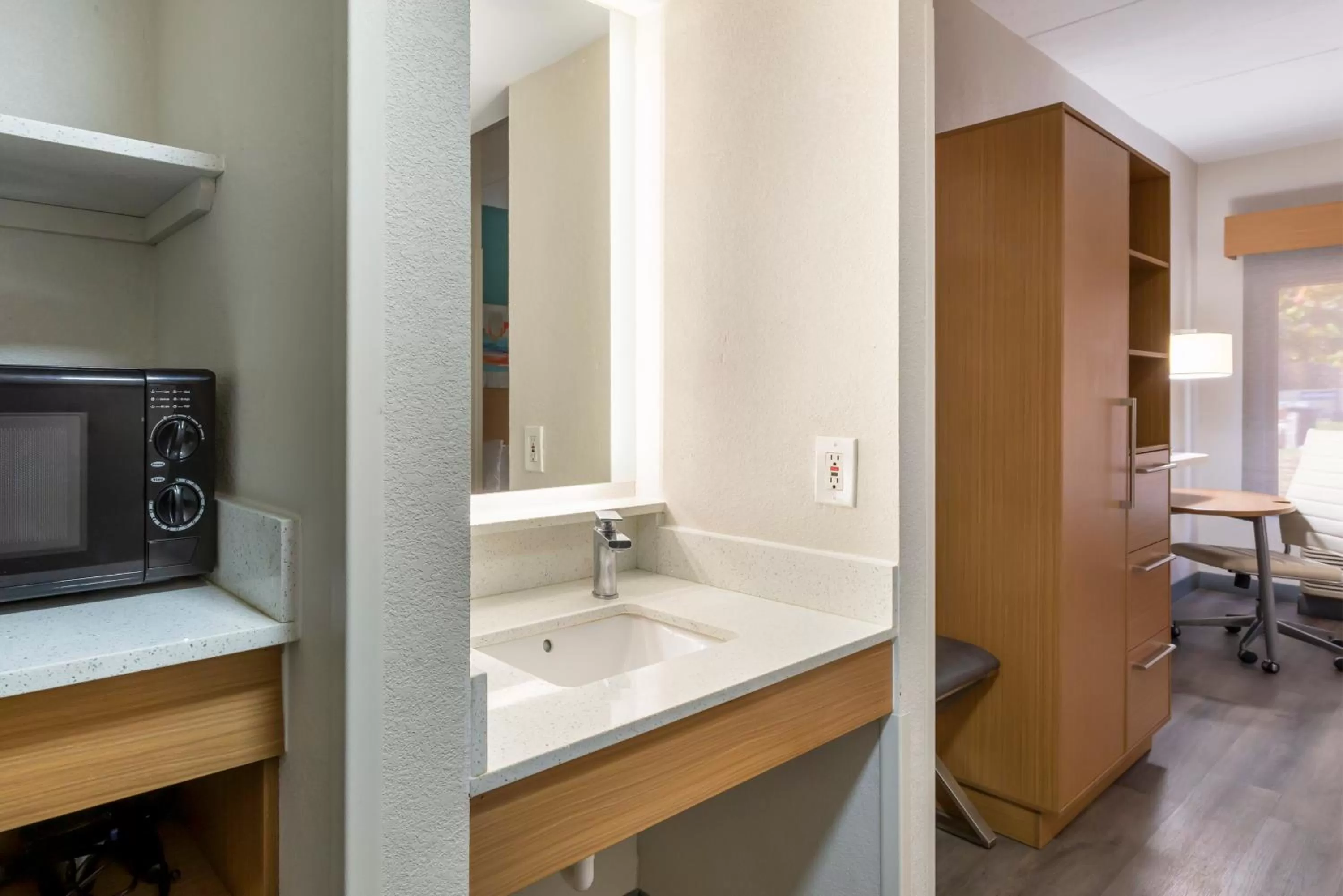 Coffee/tea facilities in Best Western PLUS Executive Hotel Richmond