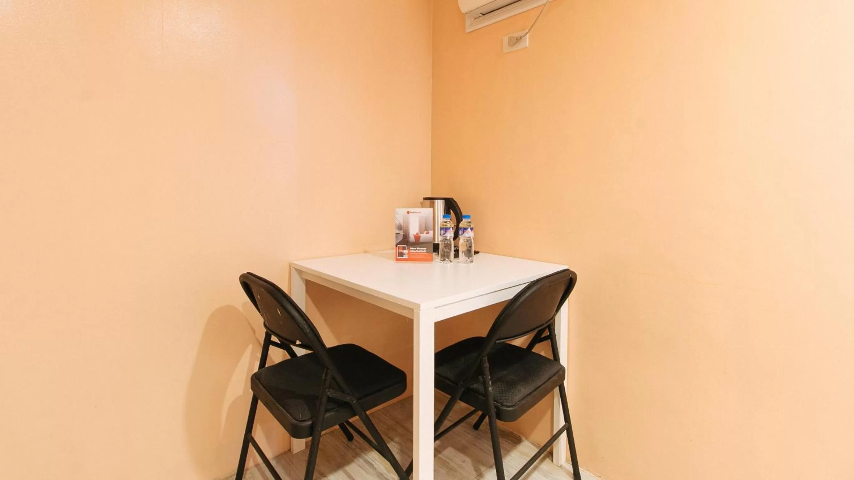 Seating area in RedDoorz at Hotel Rosemarie