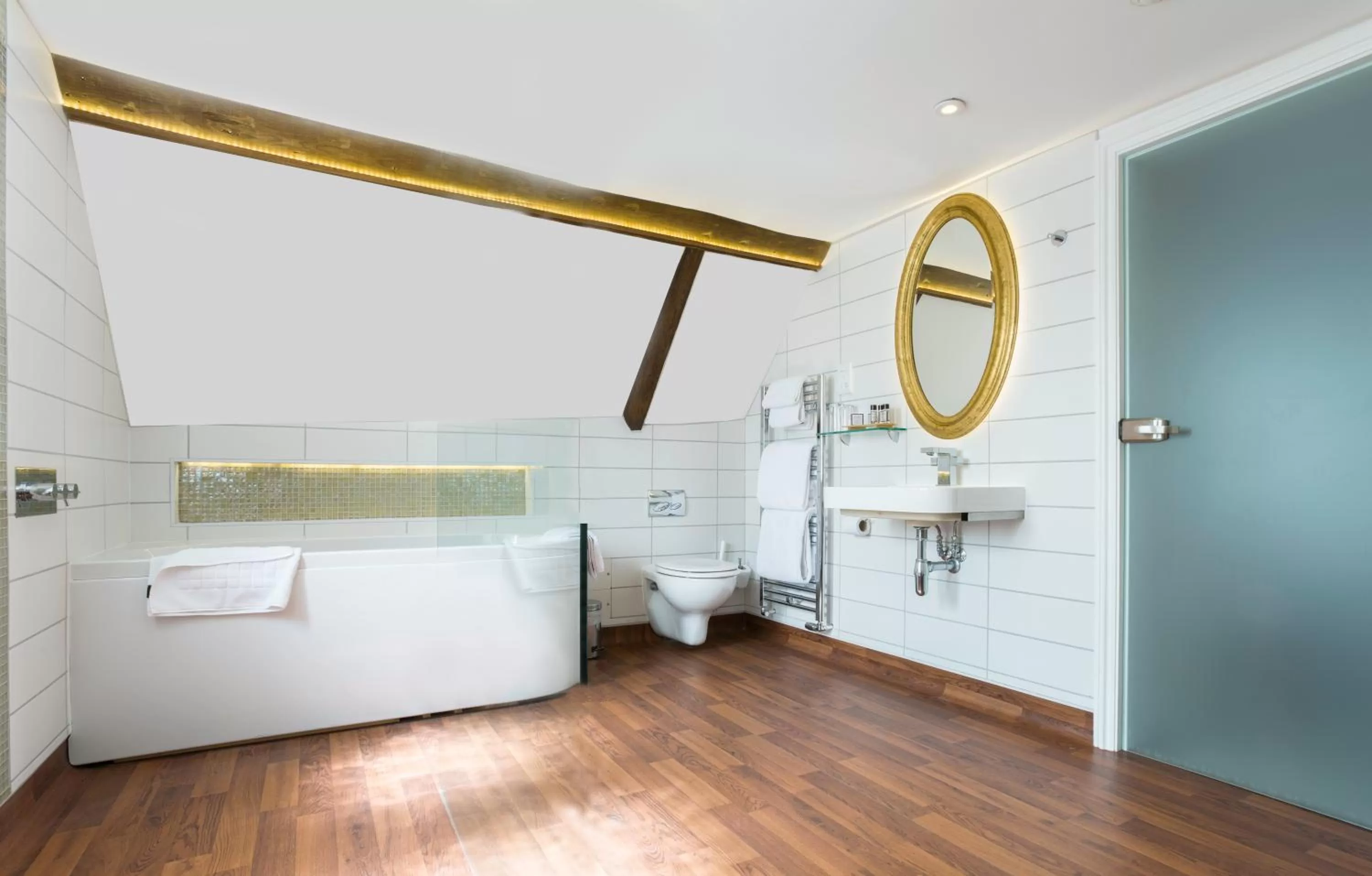 Bathroom, Bed in The Bell Inn Hotel