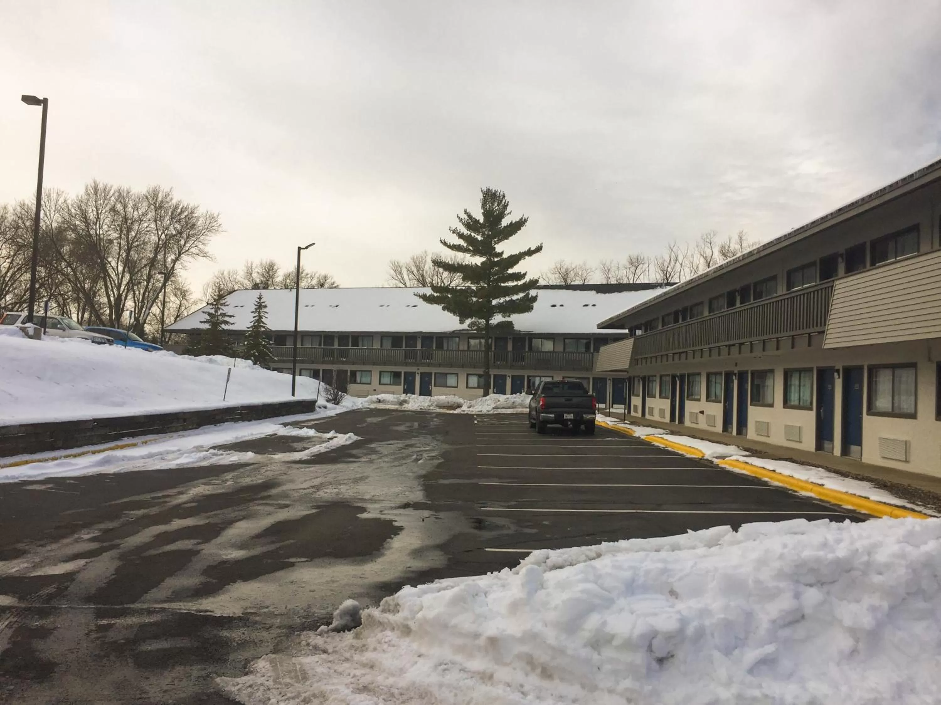Property building in Motel 6-Burnsville, MN