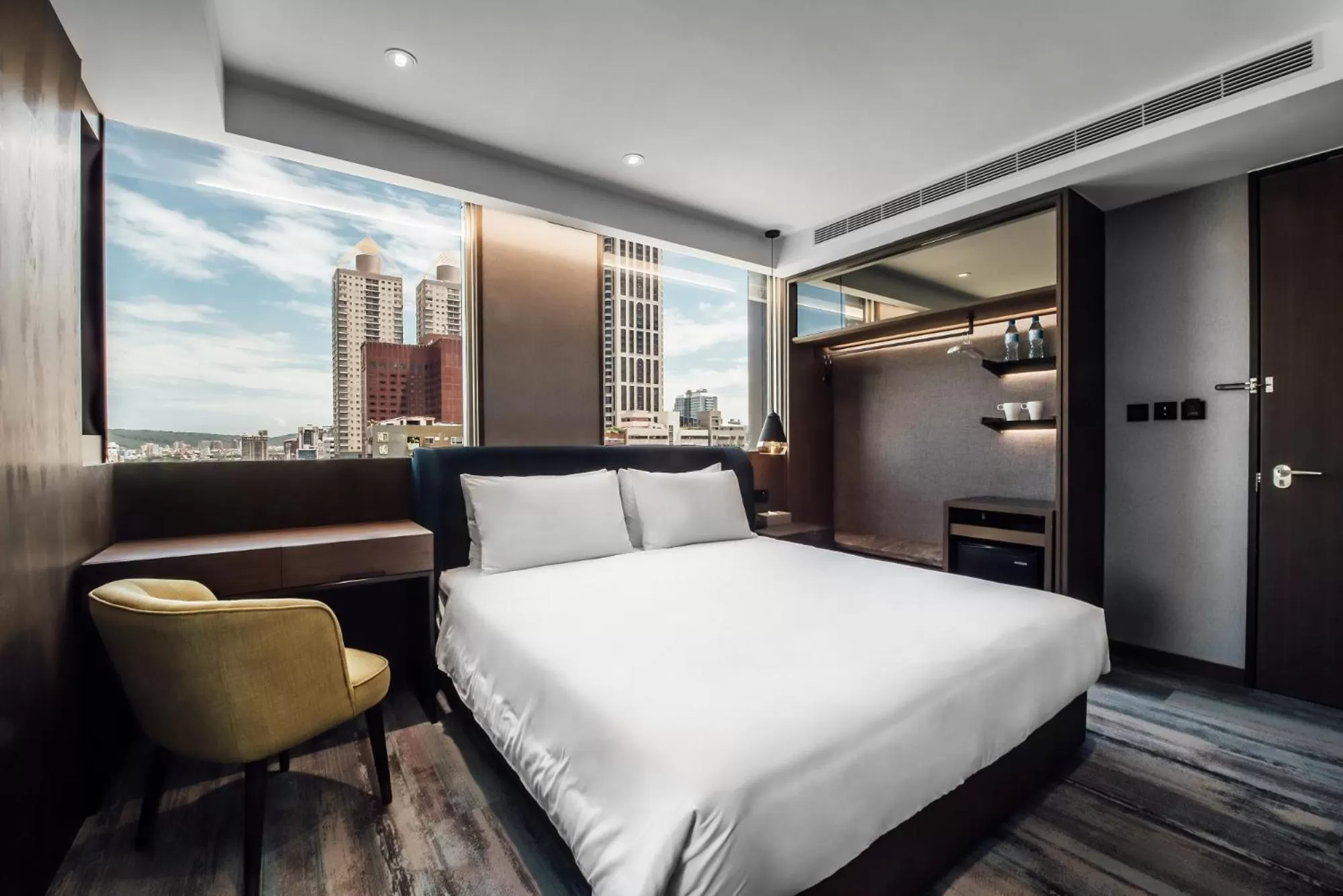 Seating area, Bed in Harbour 10 Hotel