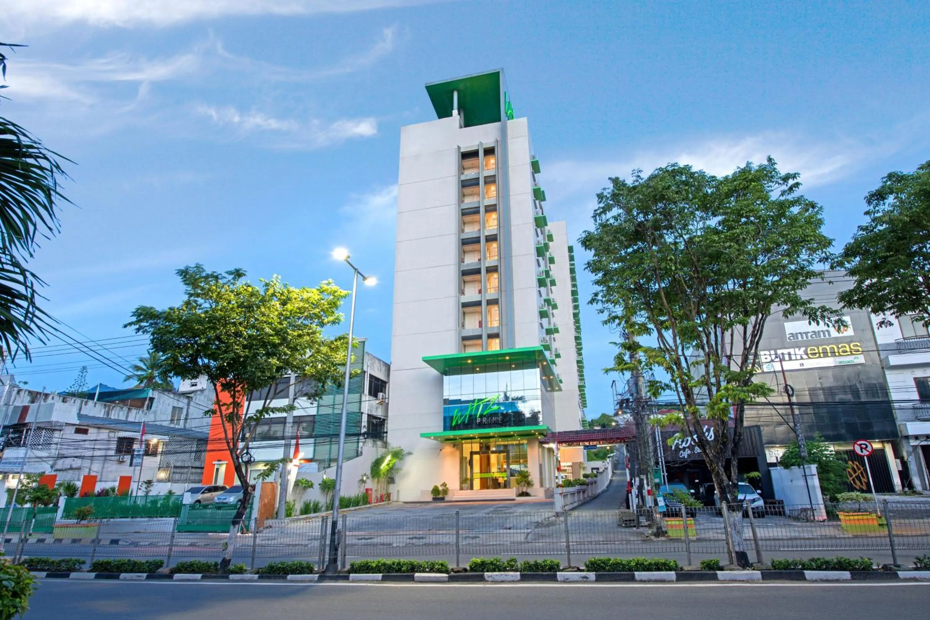 Facade/entrance in Whiz Prime Hotel Balikpapan