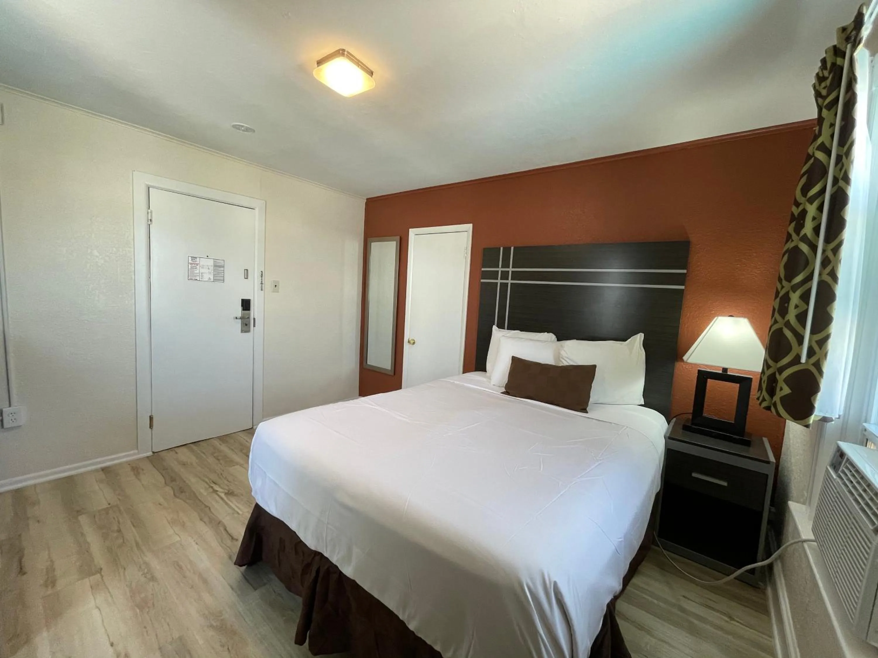 Bed in Wildwood Inn Hotel Travelodge Beach & Boardwalk