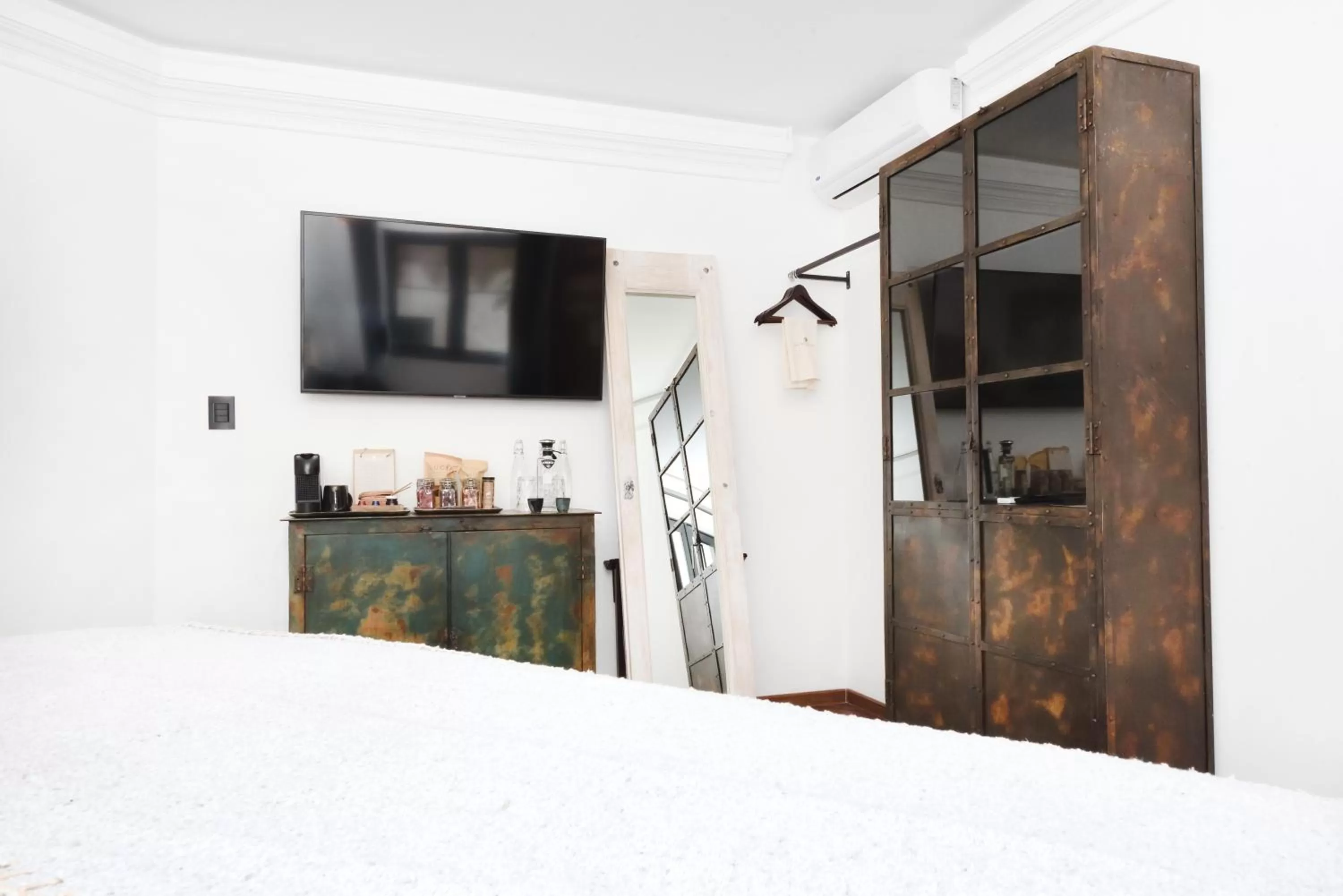 TV and multimedia, Bed in Orchid House Mexico City