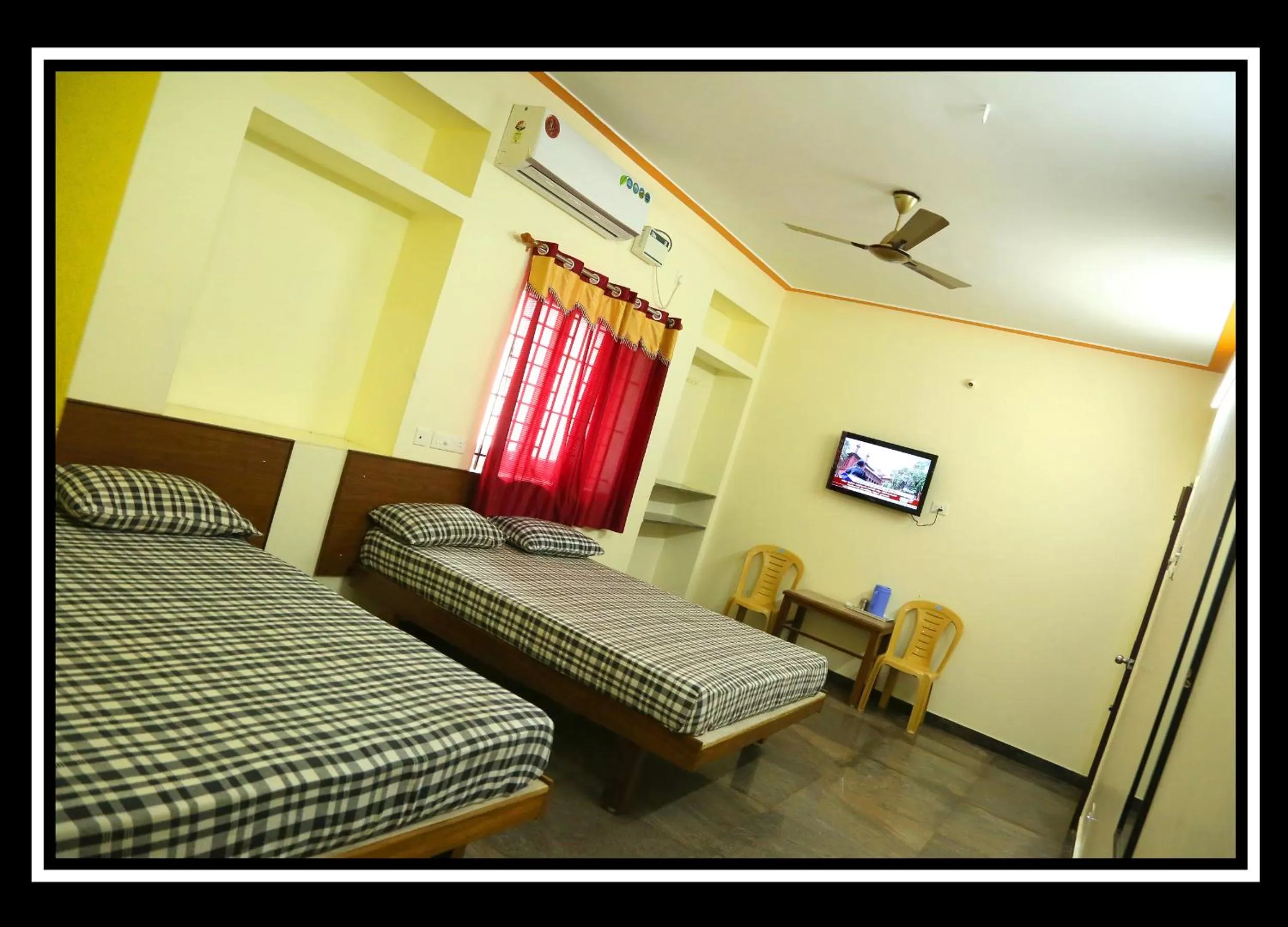 Photo of the whole room, Bed in Pattiah Naidu Palace