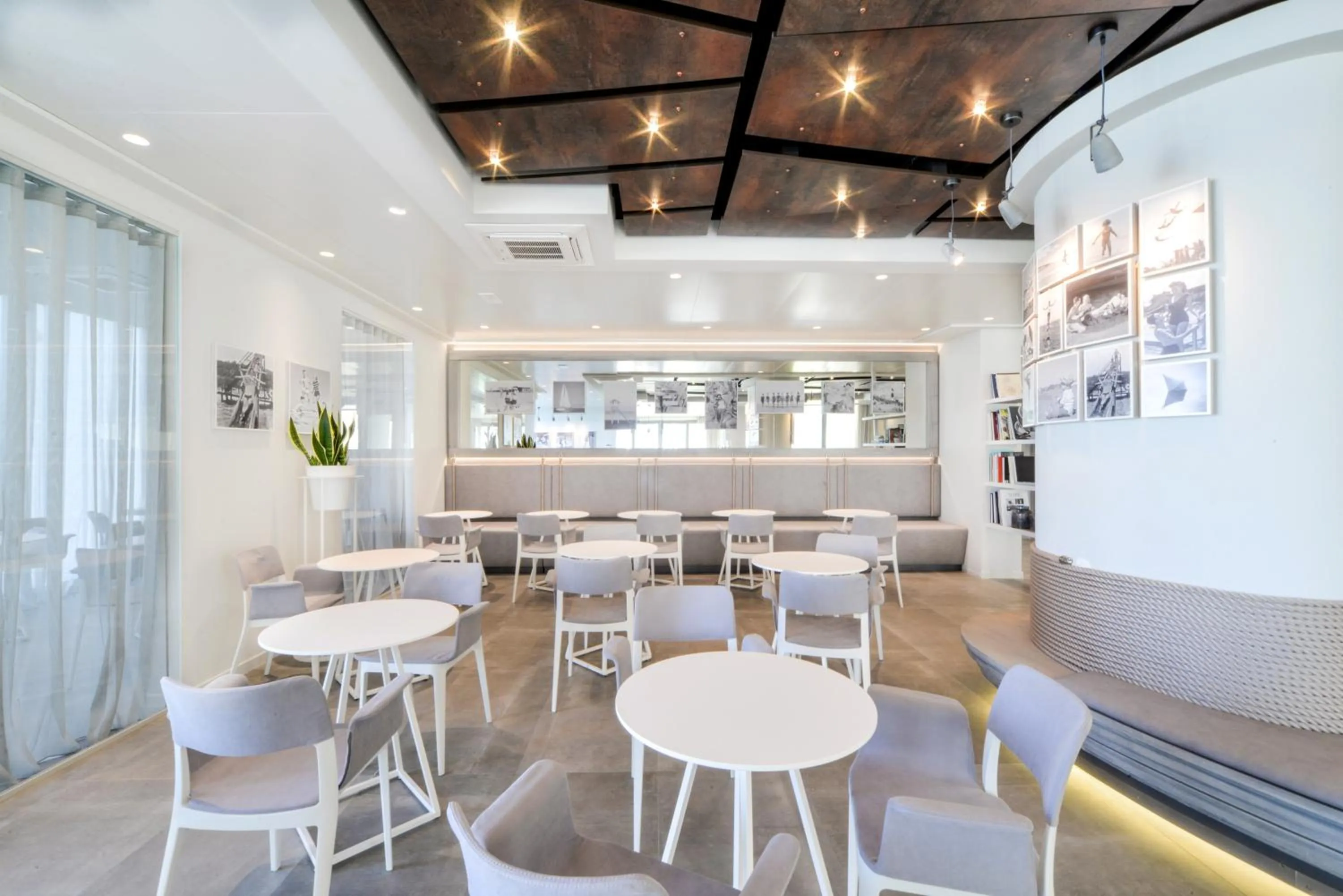 Communal lounge/ TV room in Nautilus Family Hotel