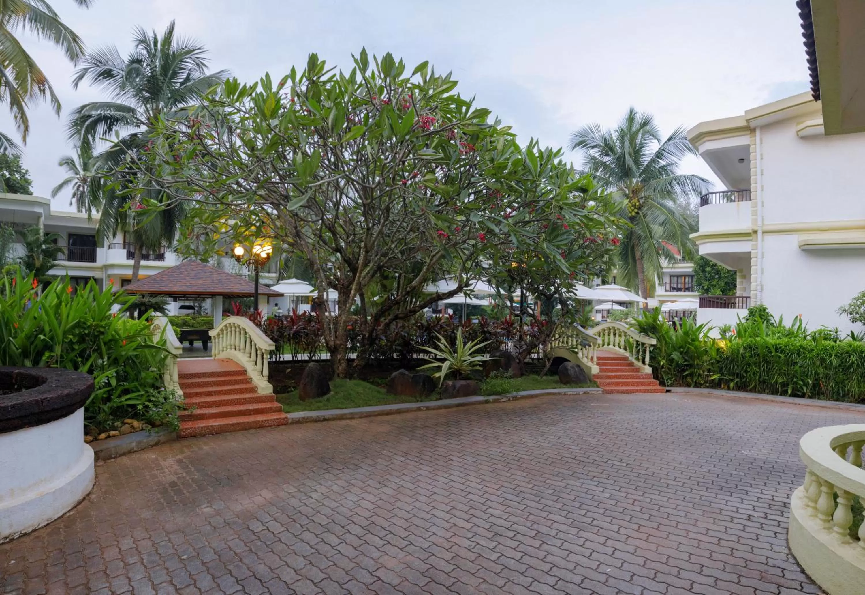 Parking, Swimming Pool in Sonesta Inns - Candolim