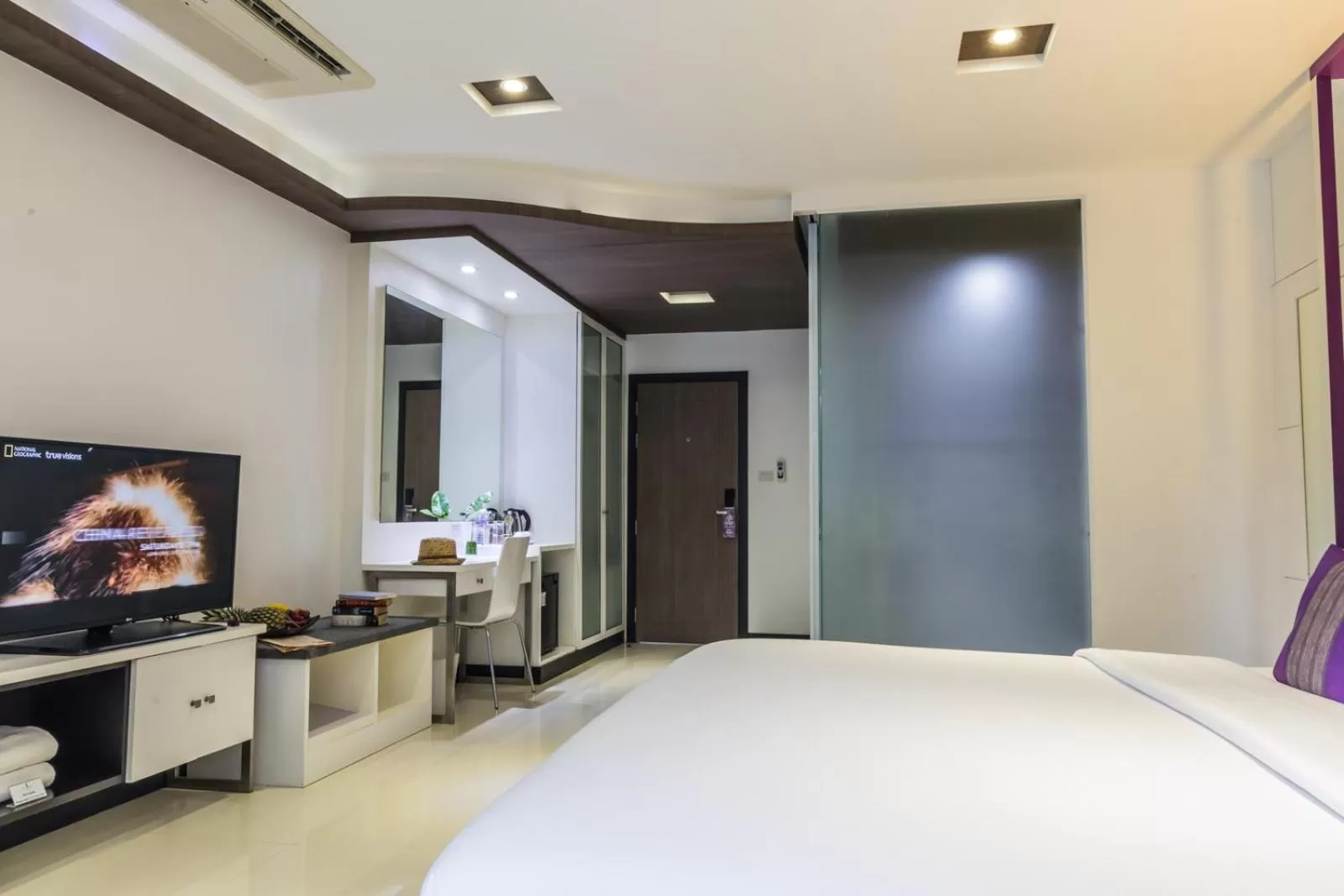 TV and multimedia, Bed in The L Resort, Krabi