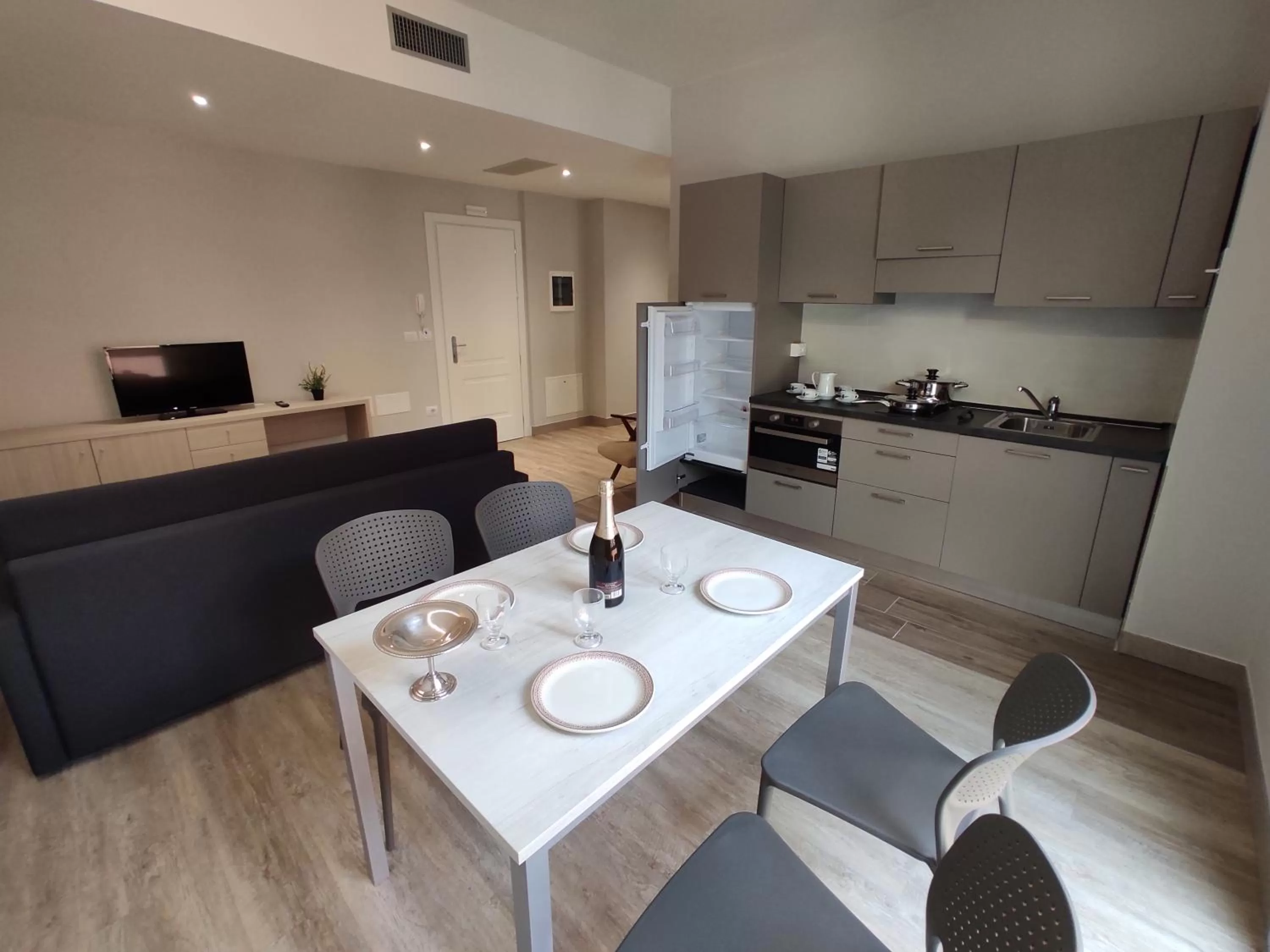 Kitchen or kitchenette, Dining Area in ALBA RESIDENCE
