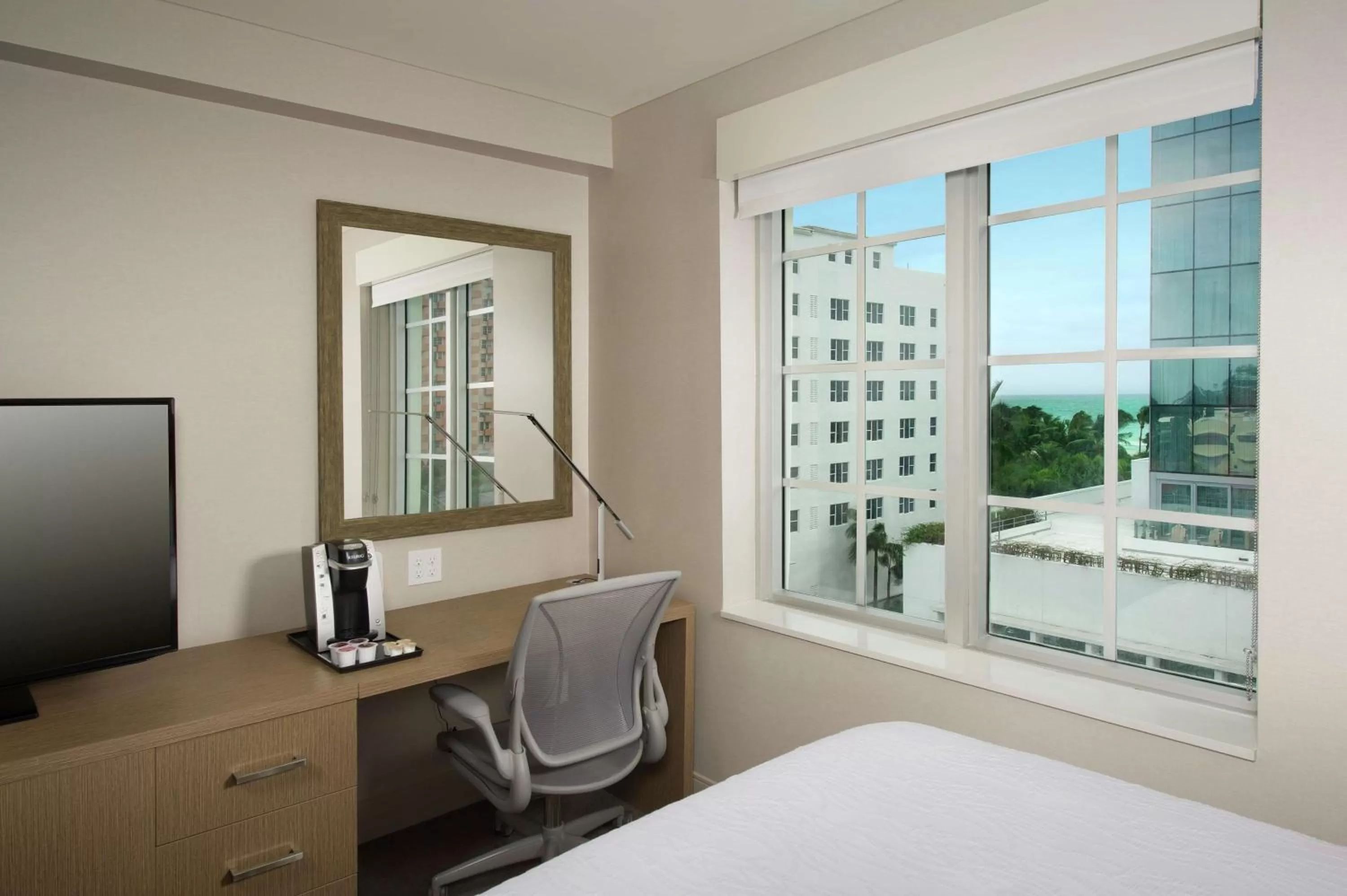 Coffee/tea facilities, Bed in Hilton Garden Inn Miami South Beach