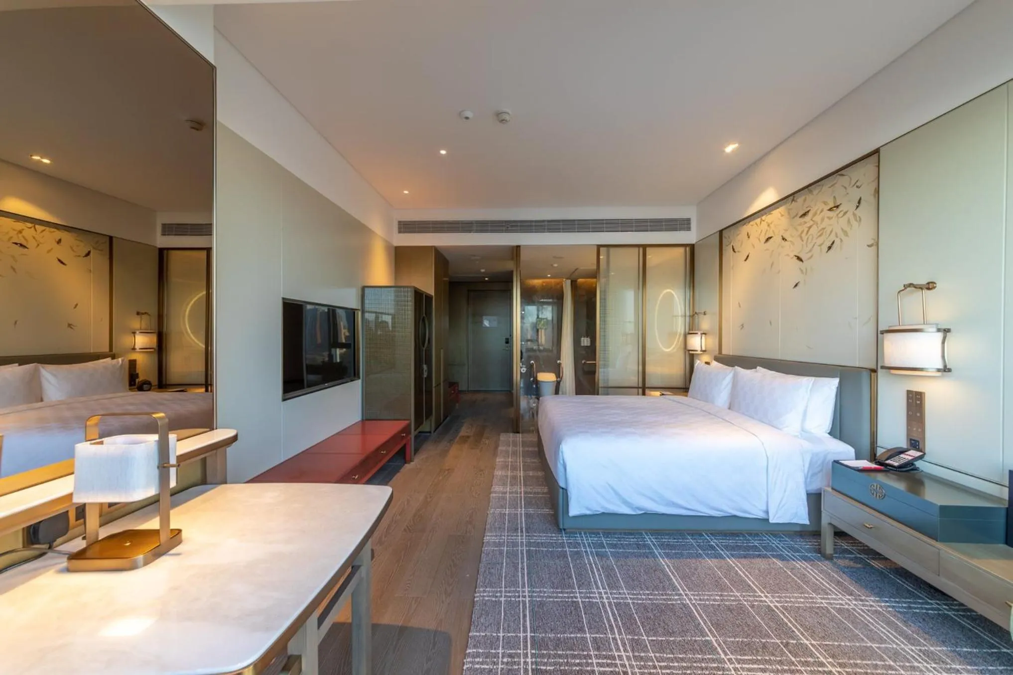 Photo of the whole room, Bed in HUALUXE Xi'an Chanba by IHG-西安浐灞华邑酒店-Near Xi'an International Convention Exhibition Center and Shopping mall and The Romantic show of Xi'an-Free Luggage Storage-English Service