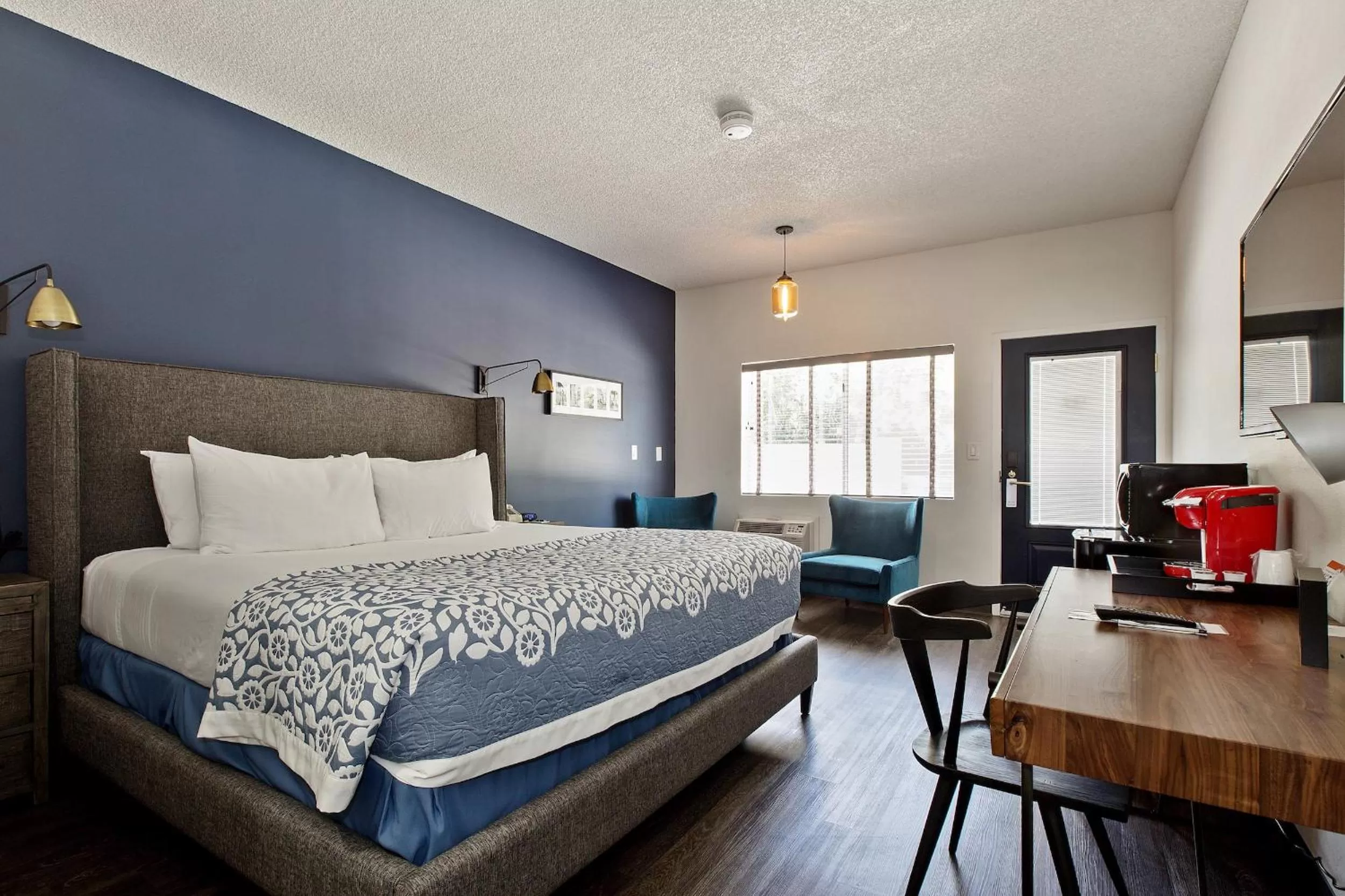 Bedroom, Bed in Sideways Inn