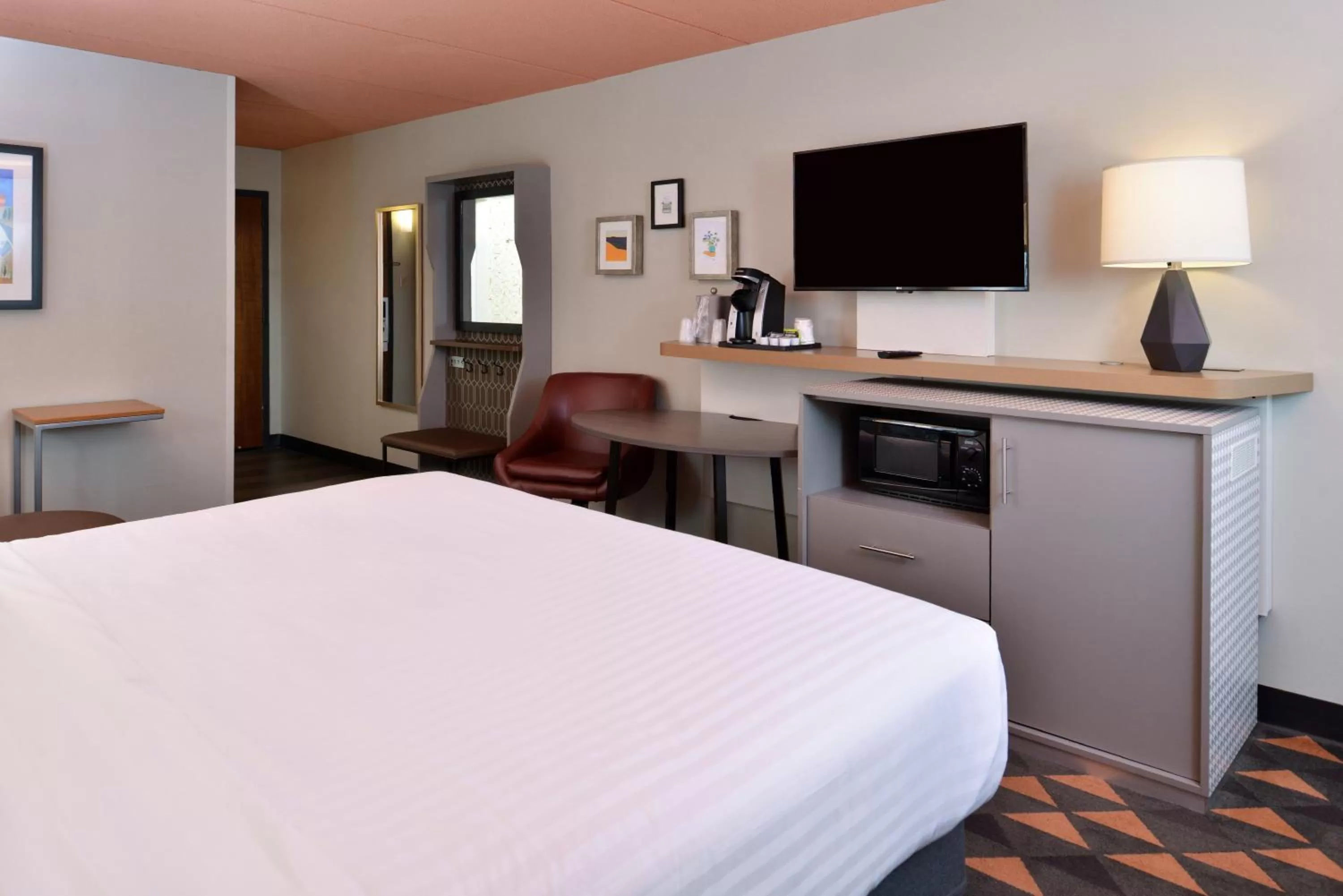 Photo of the whole room, Bed in Holiday Inn Auburn-Finger Lakes Region by IHG