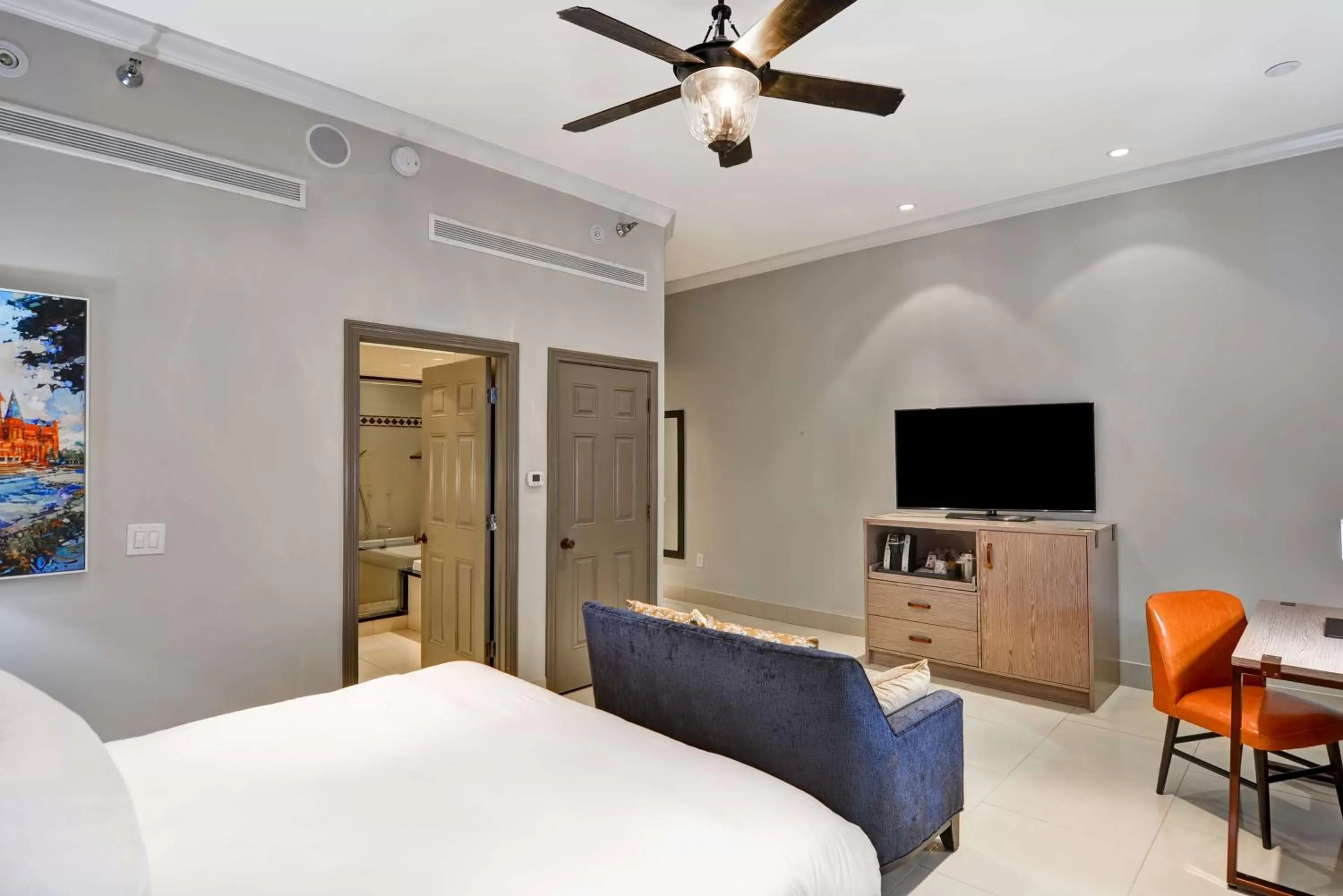 Bedroom, Bed in The Cincinnatian Curio Collection by Hilton