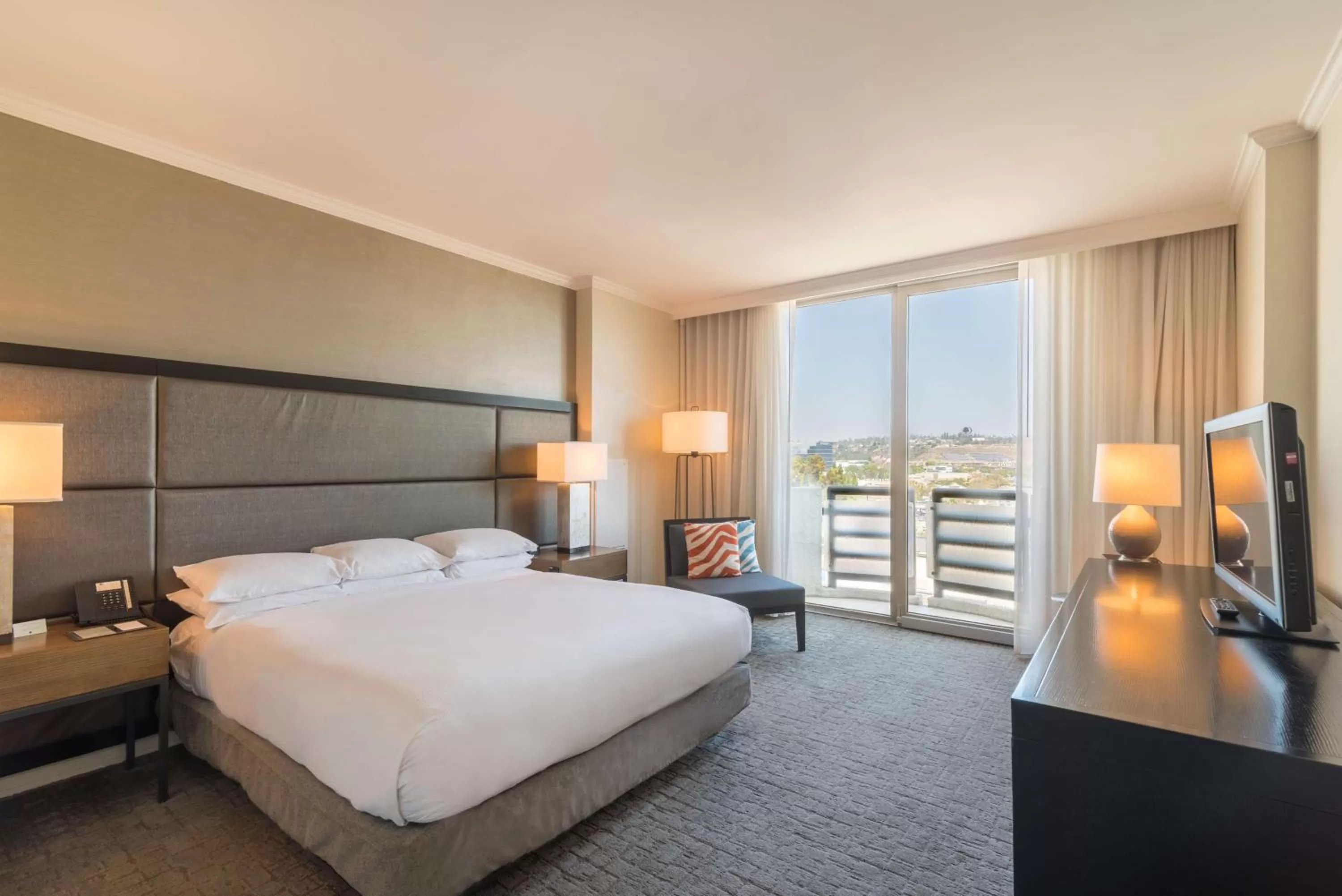 Bedroom, Bed in DoubleTree by Hilton San Diego-Mission Valley