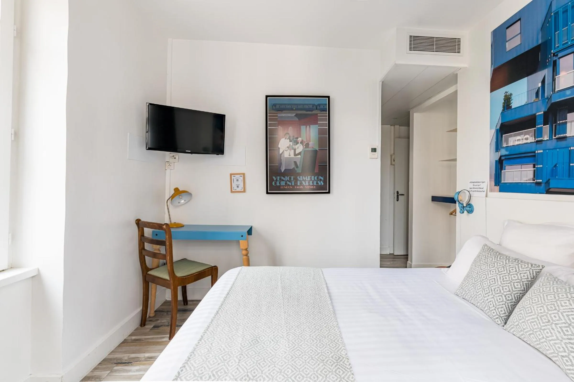 Bed in Hôtel du Simplon