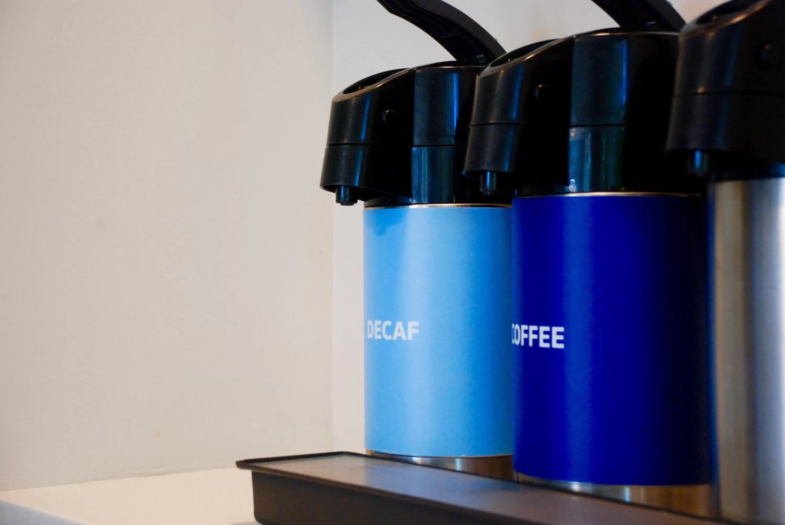 Coffee/tea facilities in Motel 6-Saanichton, BC - Victoria Airport