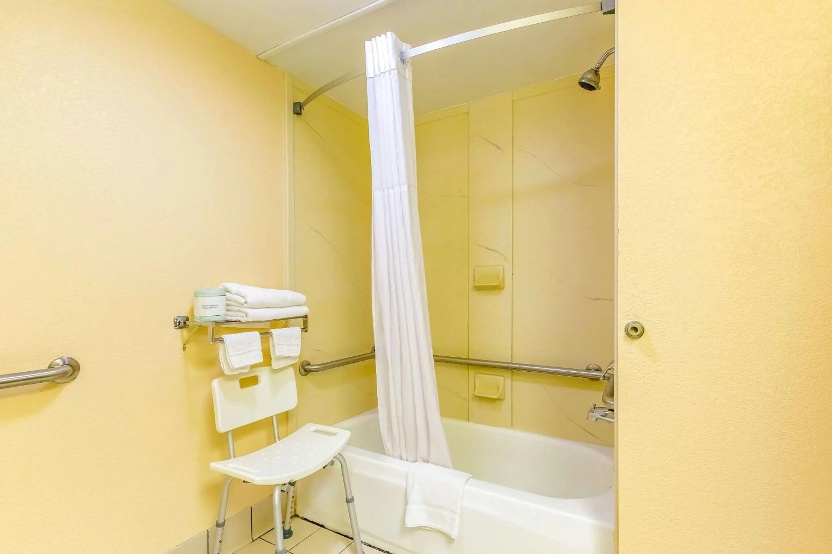 Bedroom in Econo Lodge Rocky Top