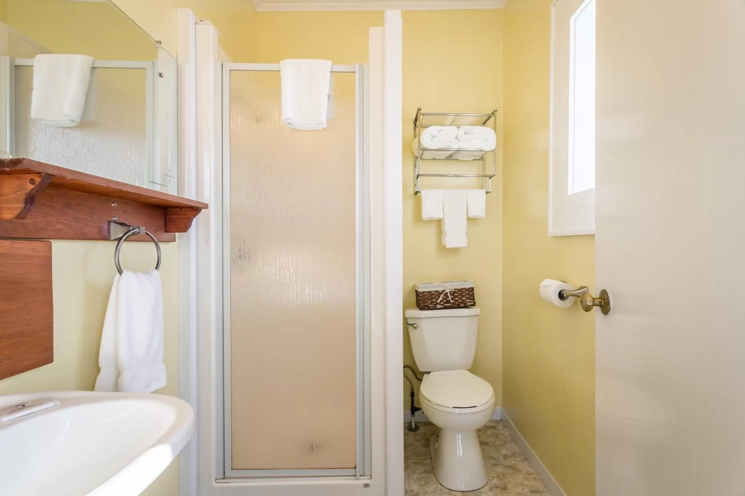 Bathroom in Lakelawn B&B and Motel