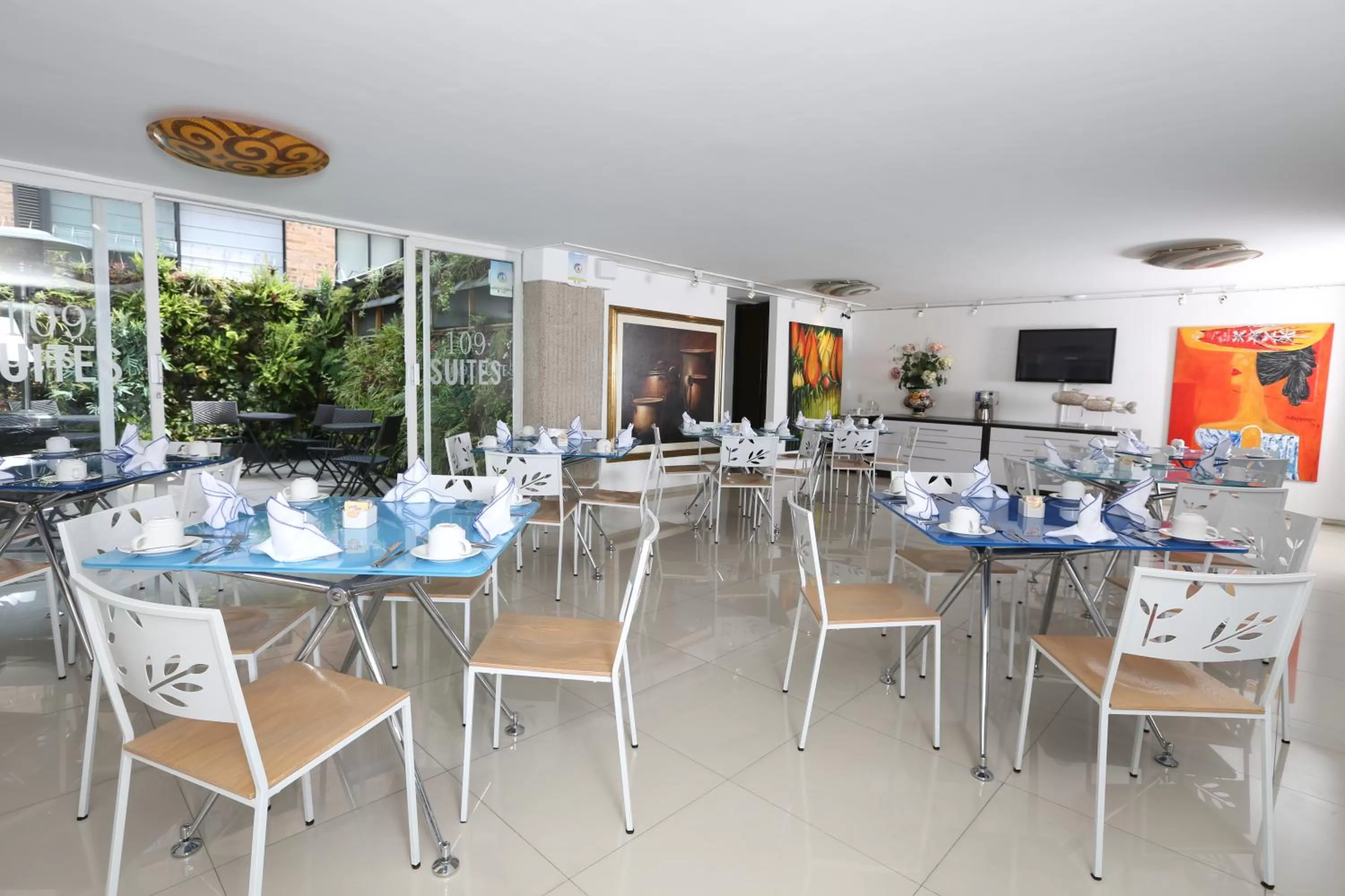 Restaurant/places to eat in Suites 109 GH Usaquén