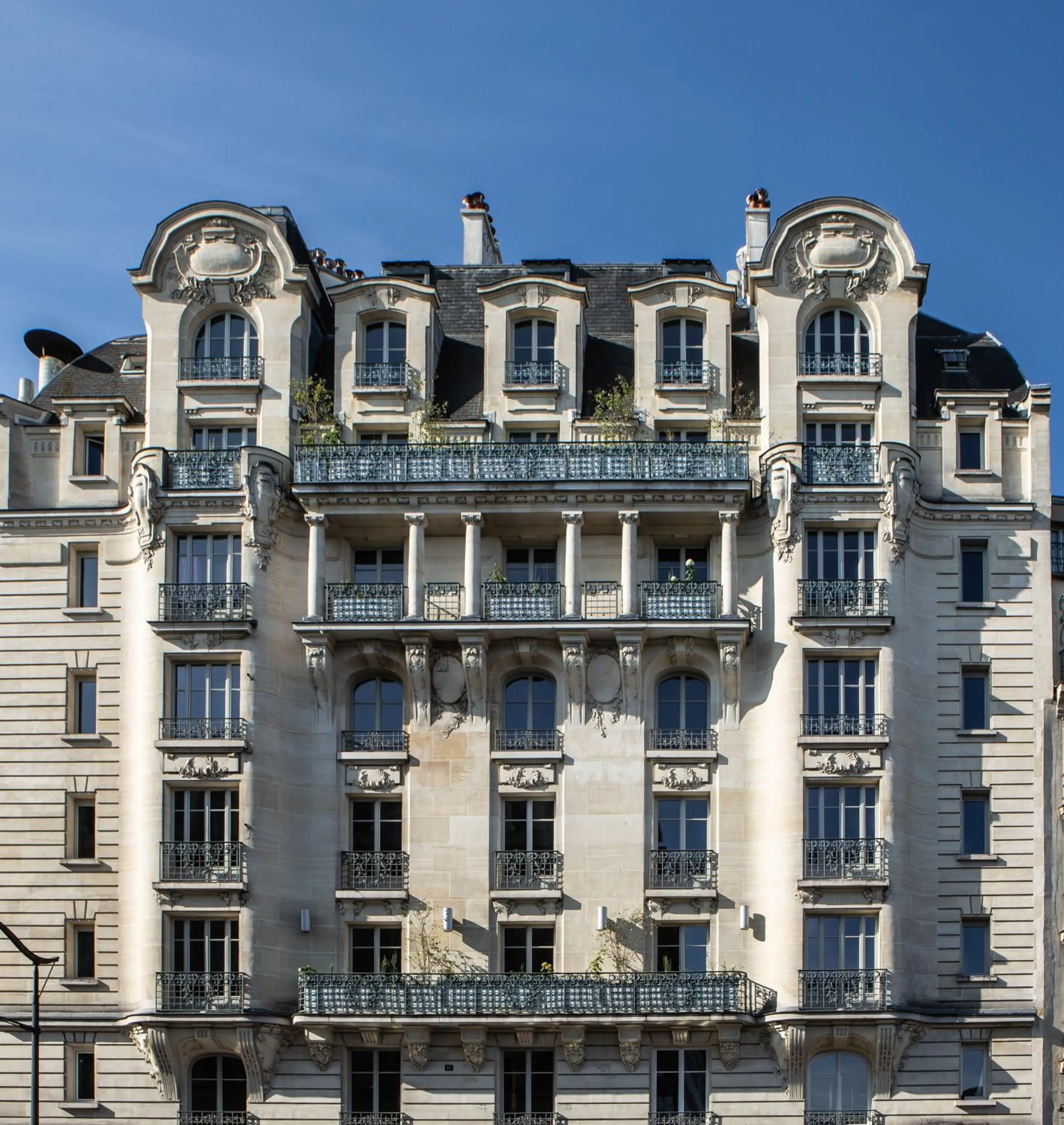 Property building in Hotel Flanelles Paris