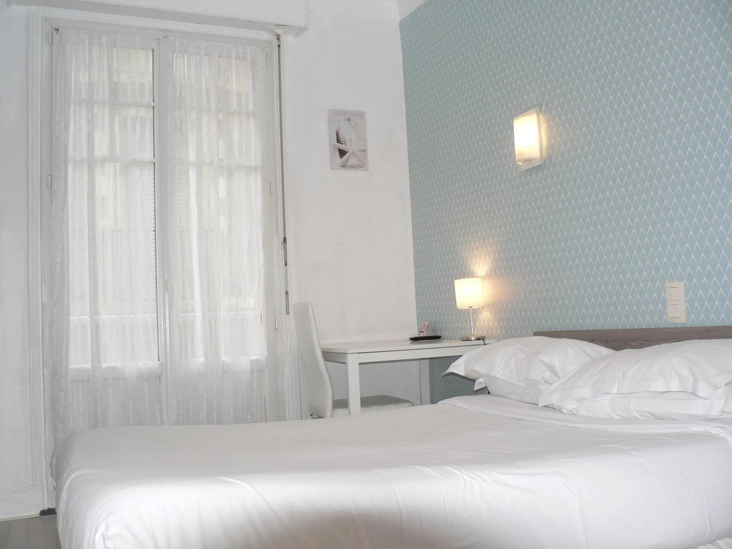 Bed in Hôtel Les Alizés