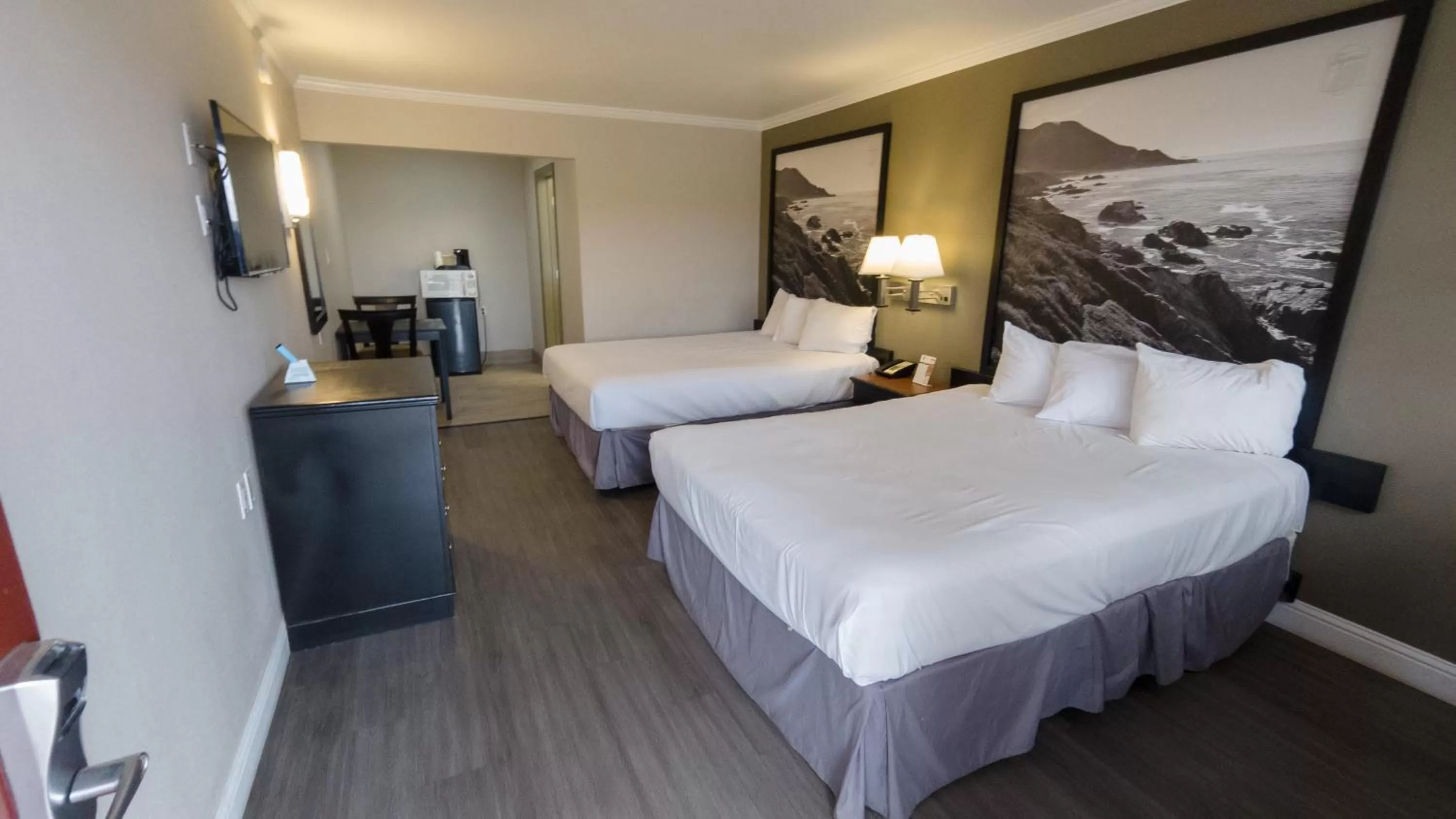 Photo of the whole room, Bed in Super 8 by Wyndham Santa Cruz Beach