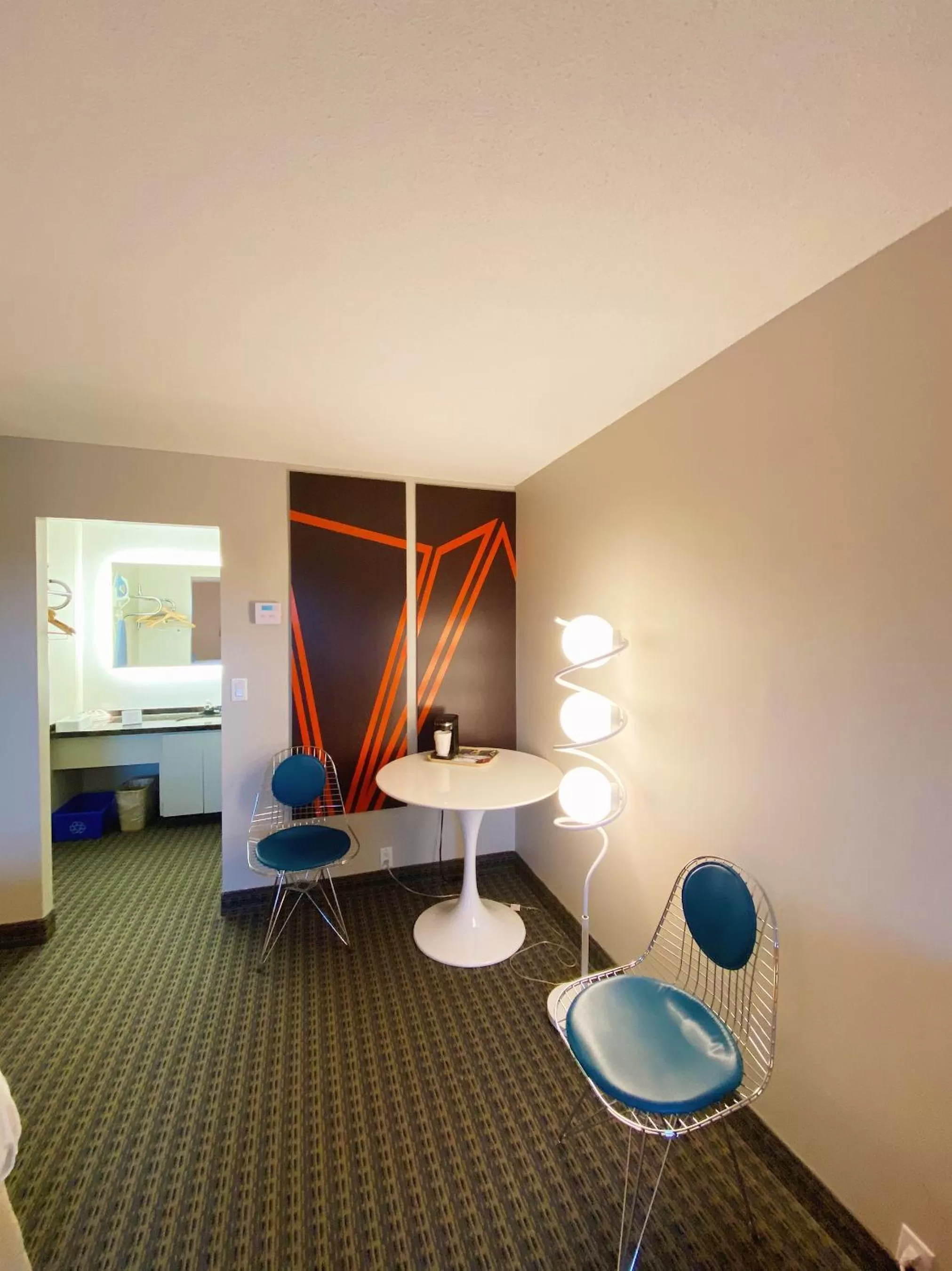 Seating area in Howard Johnson by Wyndham Gravenhurst