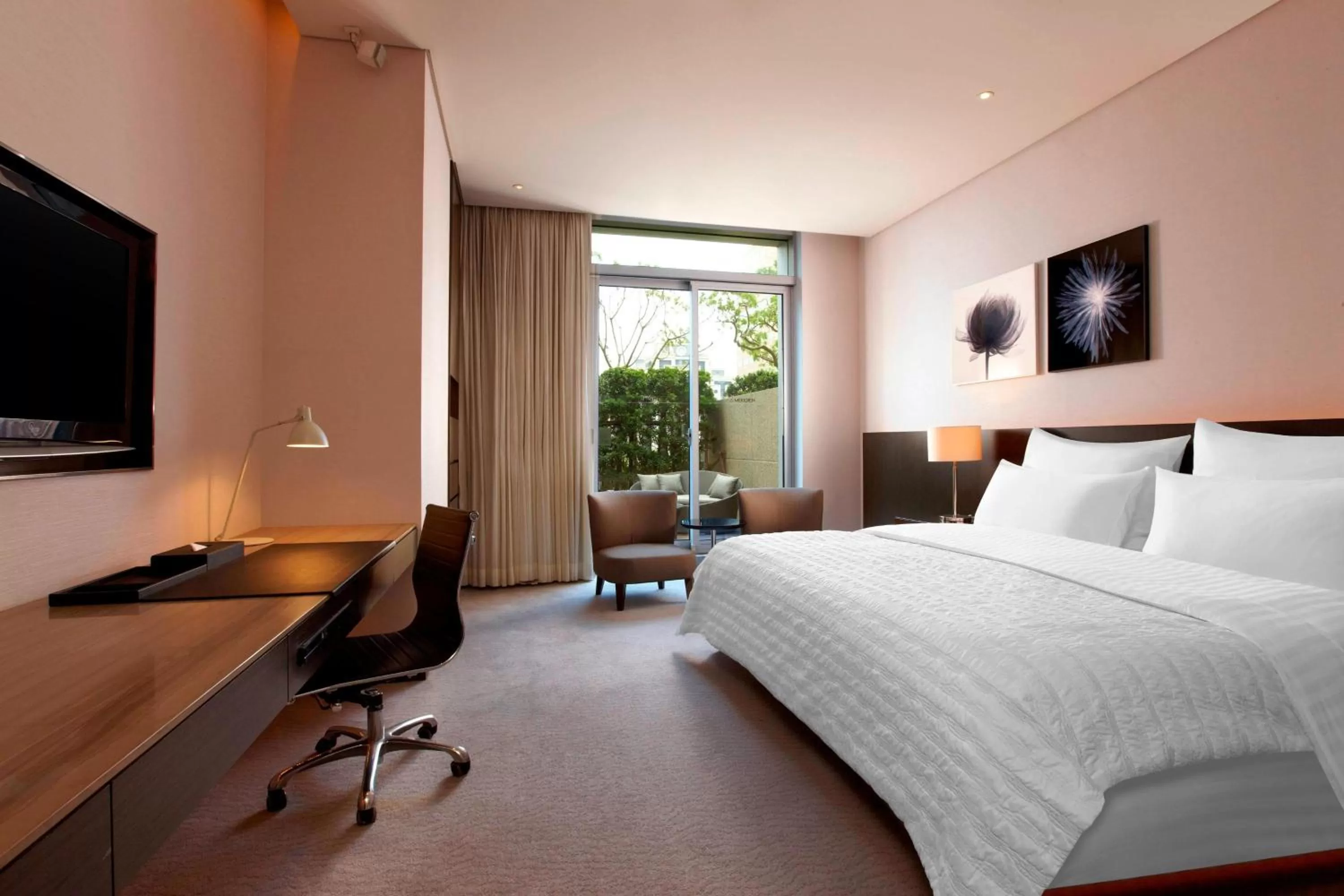 Photo of the whole room, Bed in Le Meridien Taipei