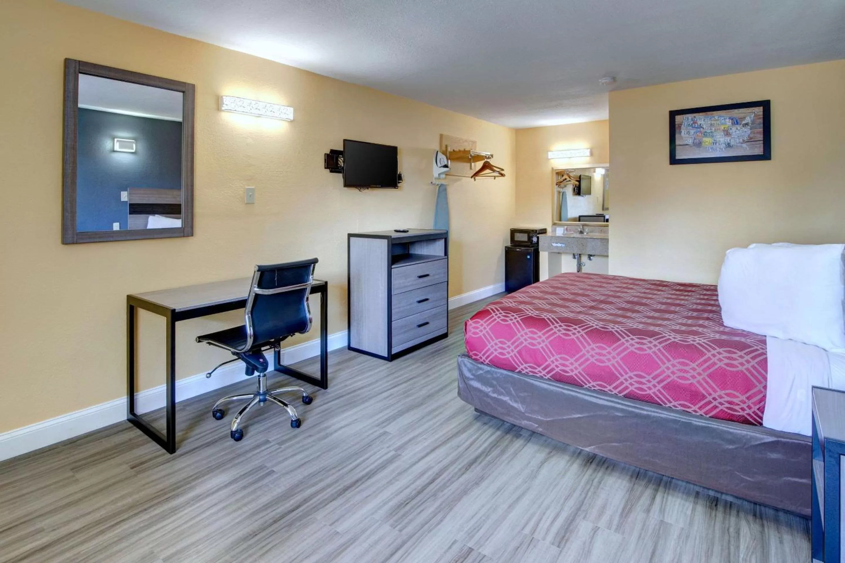 Photo of the whole room, Bed in Econo Lodge at Military Circle