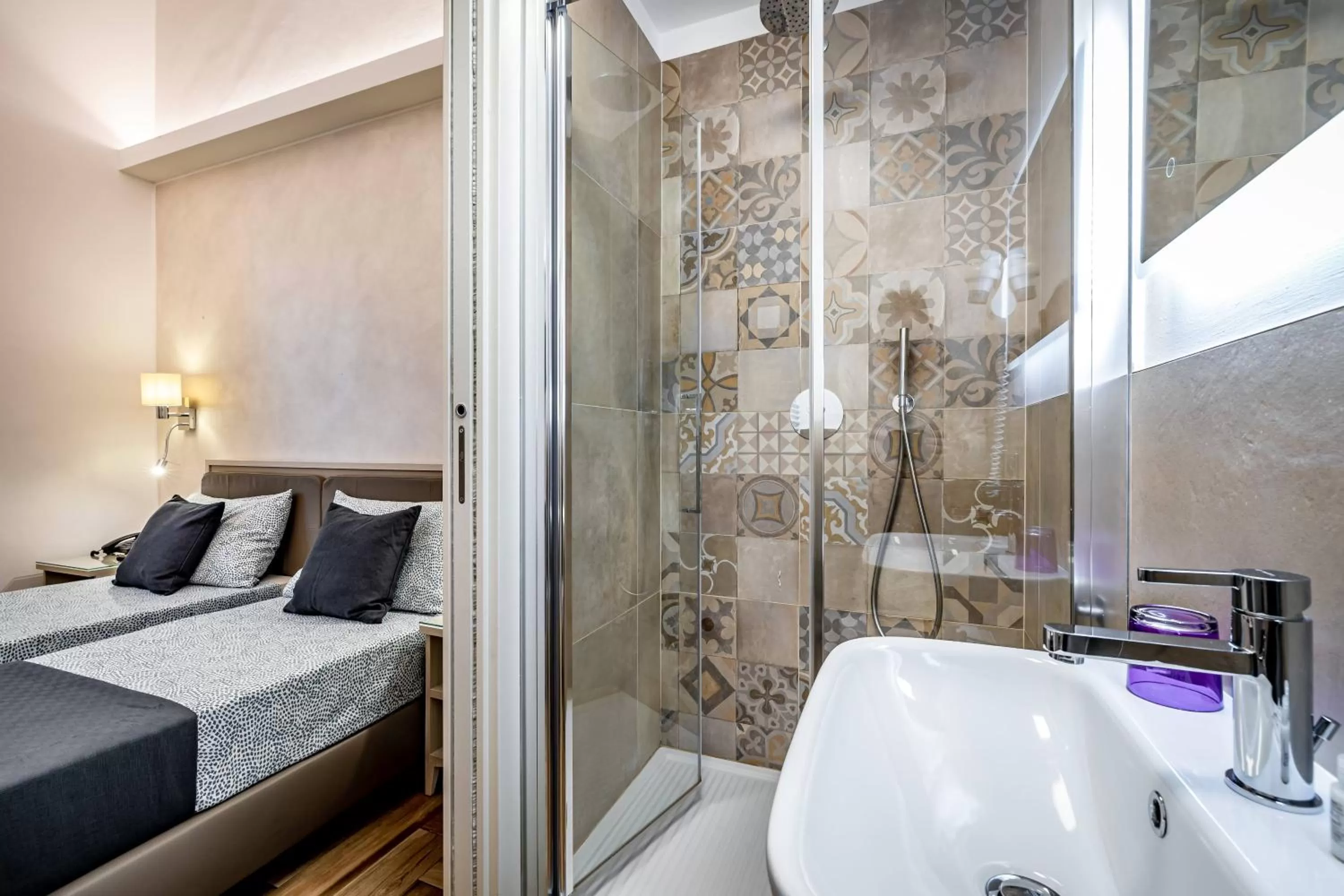 Shower, Bed in B&B Lorenzo de' Medici