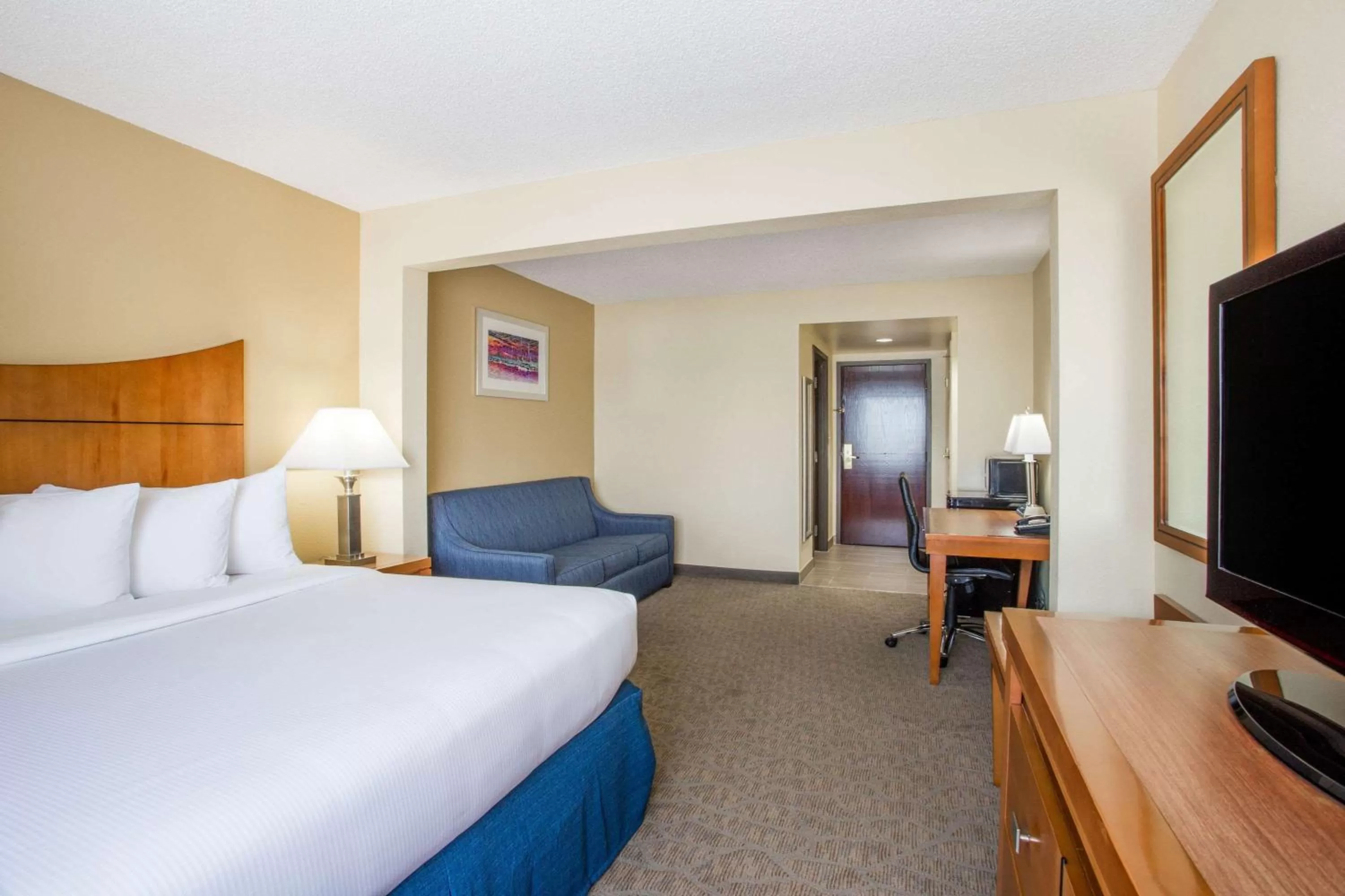 Photo of the whole room, Bed in Wingate by Wyndham, Universal Studios - Free Theme Park Shuttle