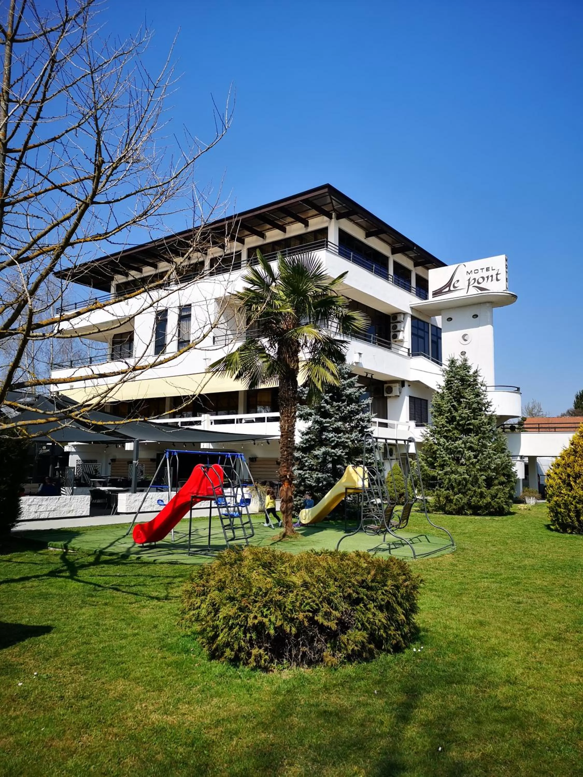 Property building in Hotel Le Pont