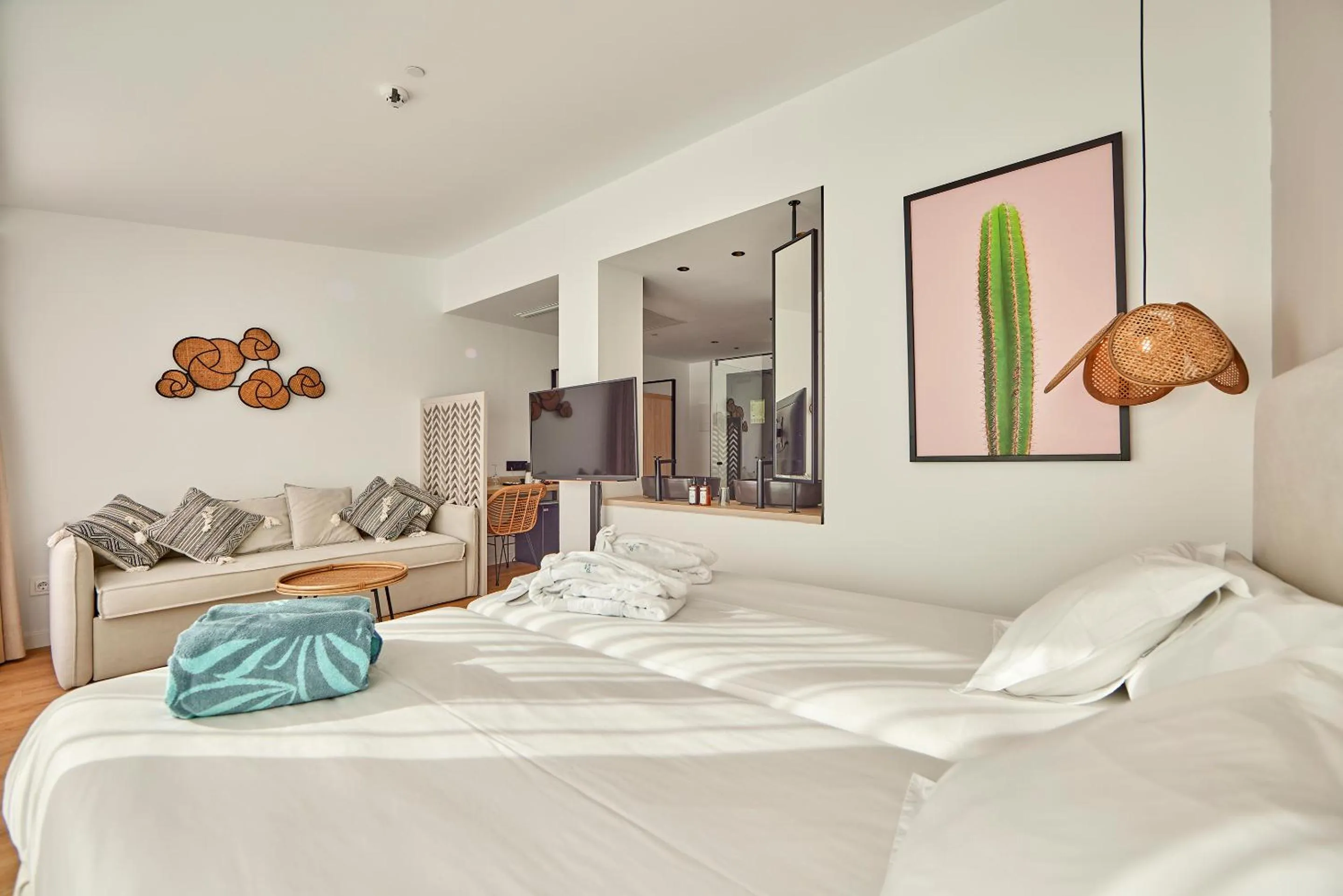 Photo of the whole room, Bed in Hotel Florida Magaluf - Adults Only