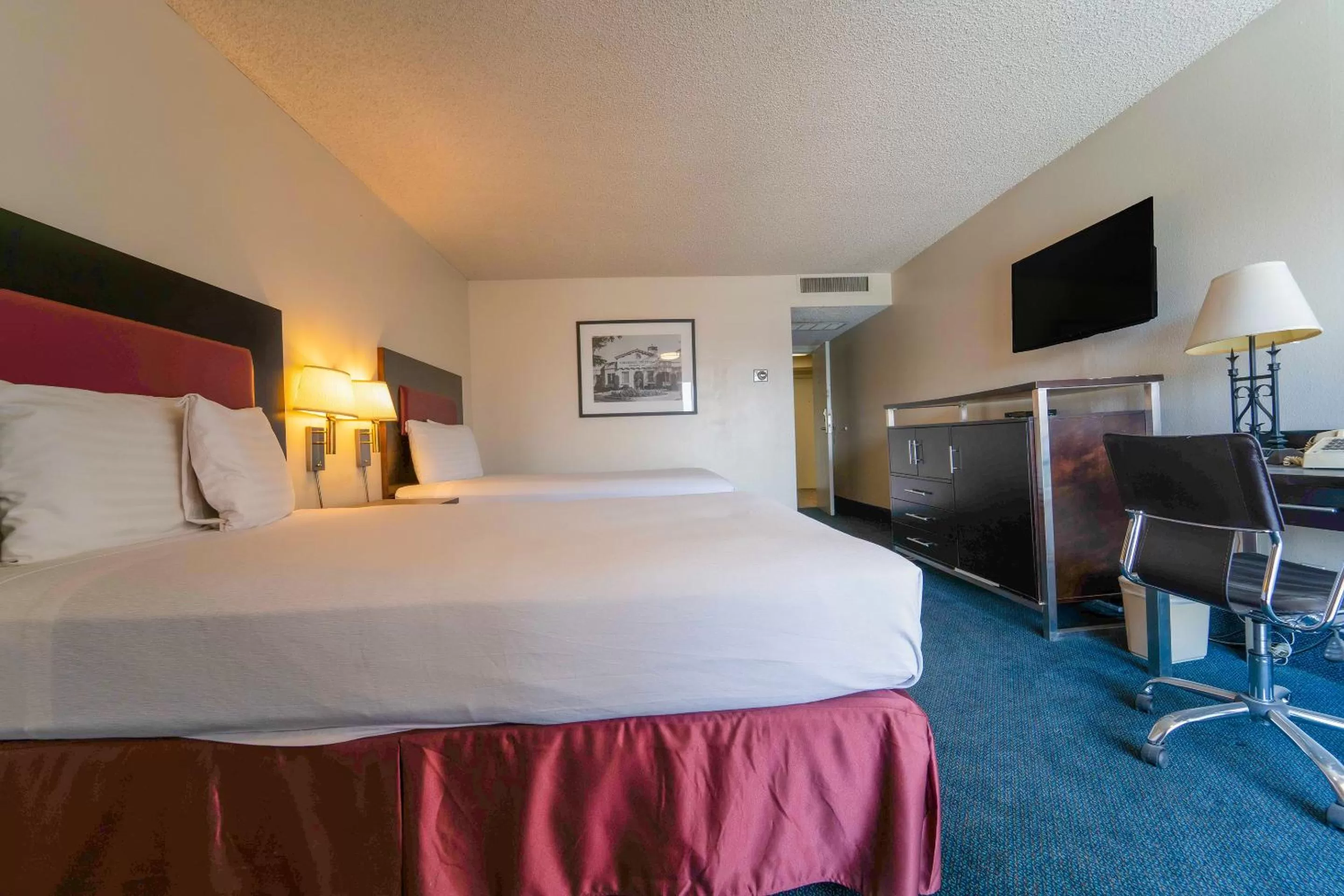 Bedroom, Bed in Royal Plaza Inn