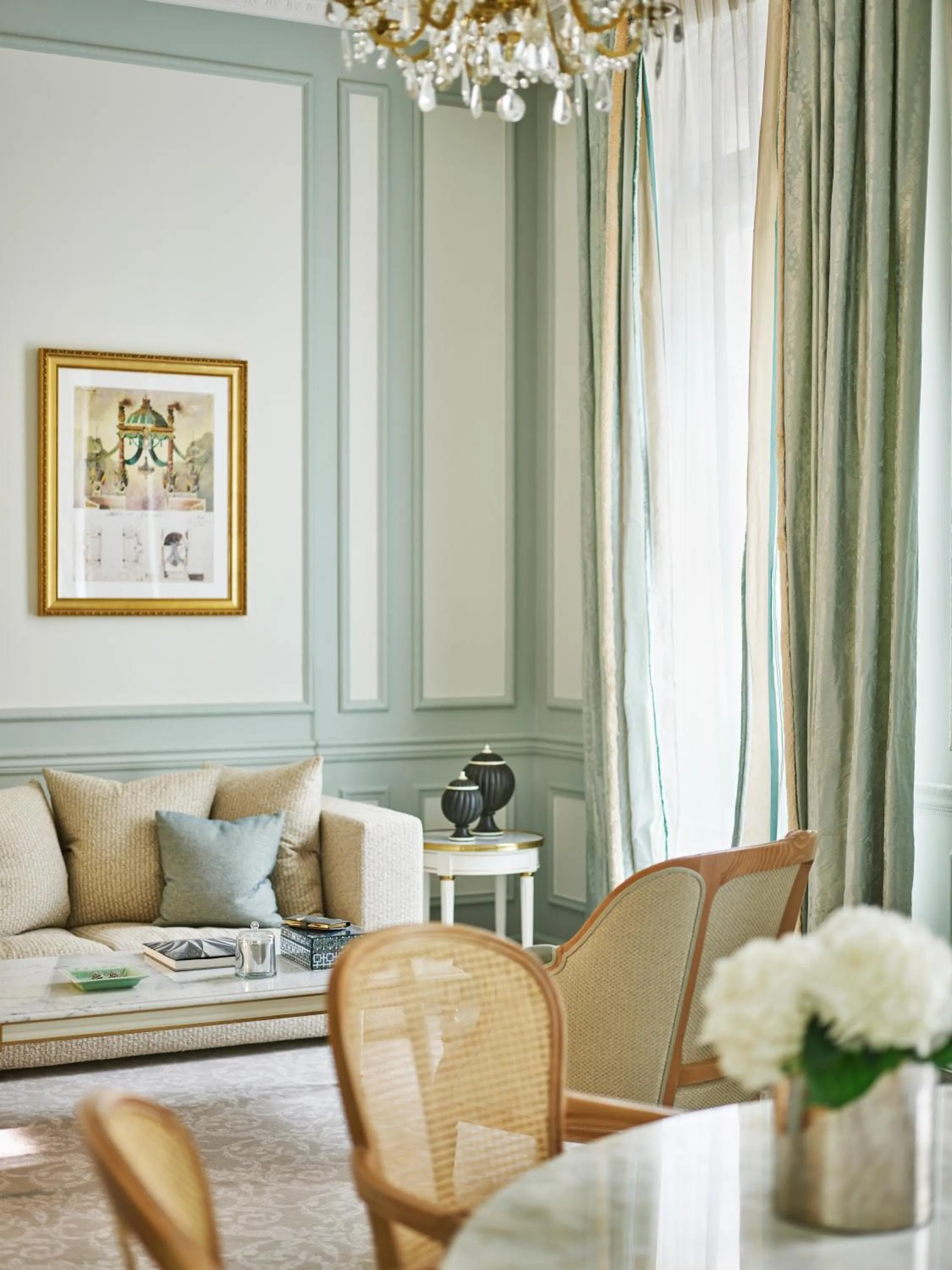 Bedroom in Le Meurice – Dorchester Collection
