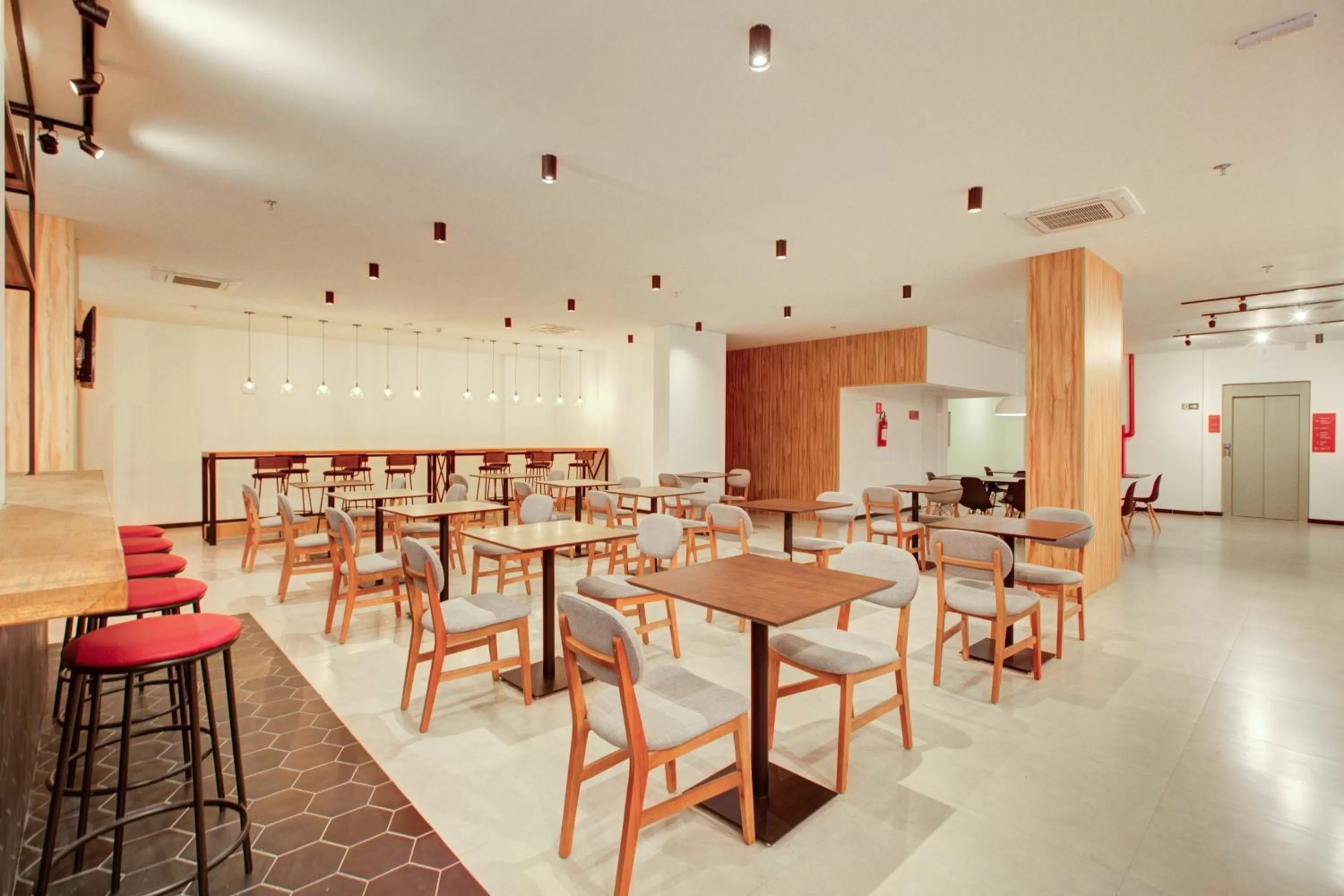 Restaurant/Places to Eat in Ramada Encore Cruzeiro