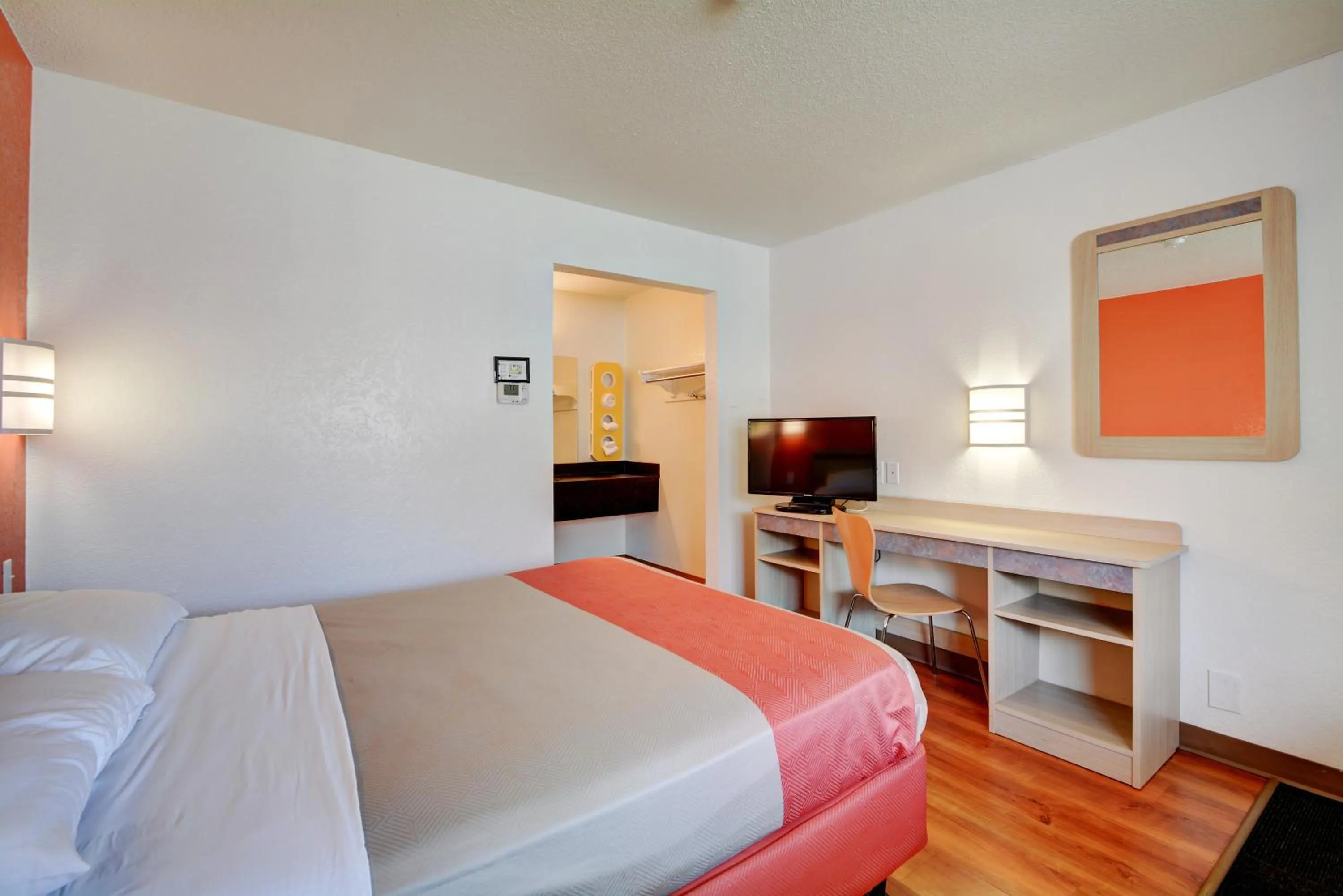 Bedroom, Bed in Motel 6-Southington, CT - Hartford