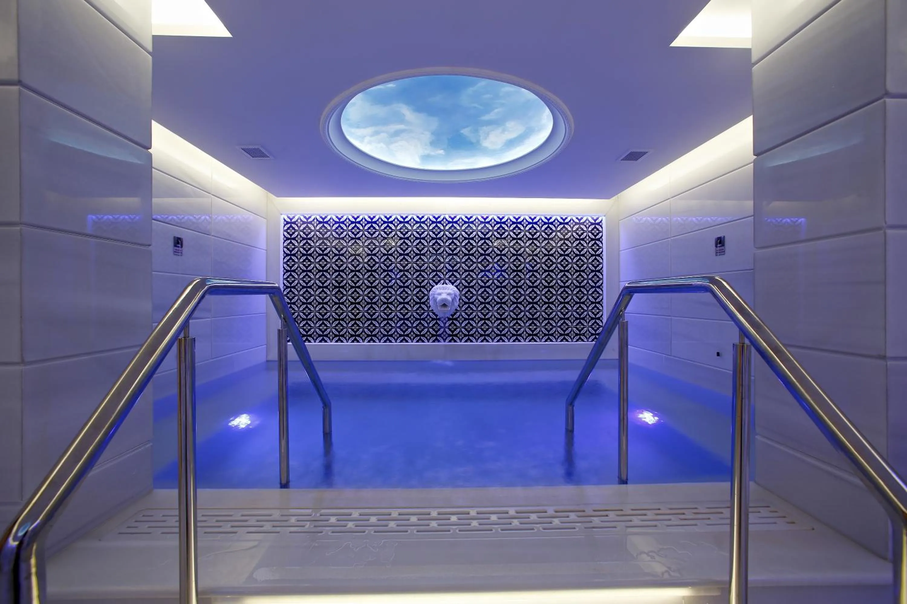 Steam room in Gonluferah Thermal Hotel
