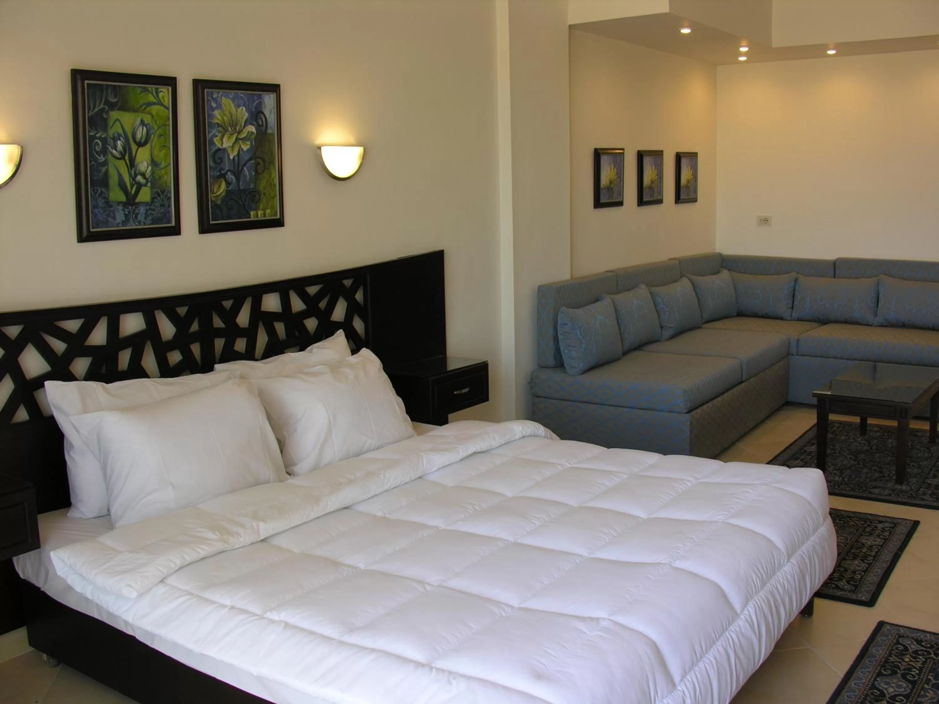 Seating area, Bed in Pyramisa Sunset Pearl Apartments