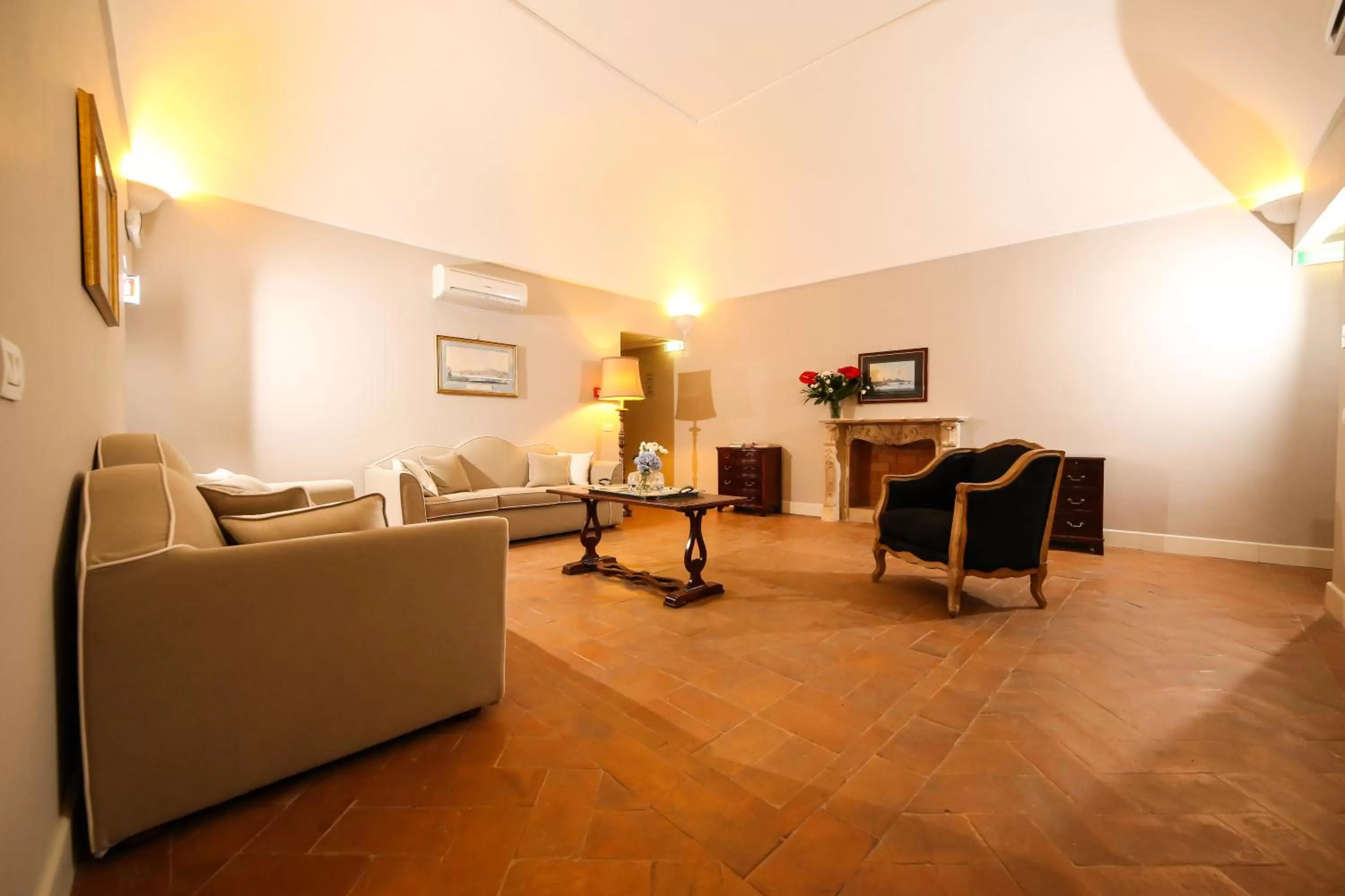 Communal lounge/ TV room in Decumani Hotel De Charme