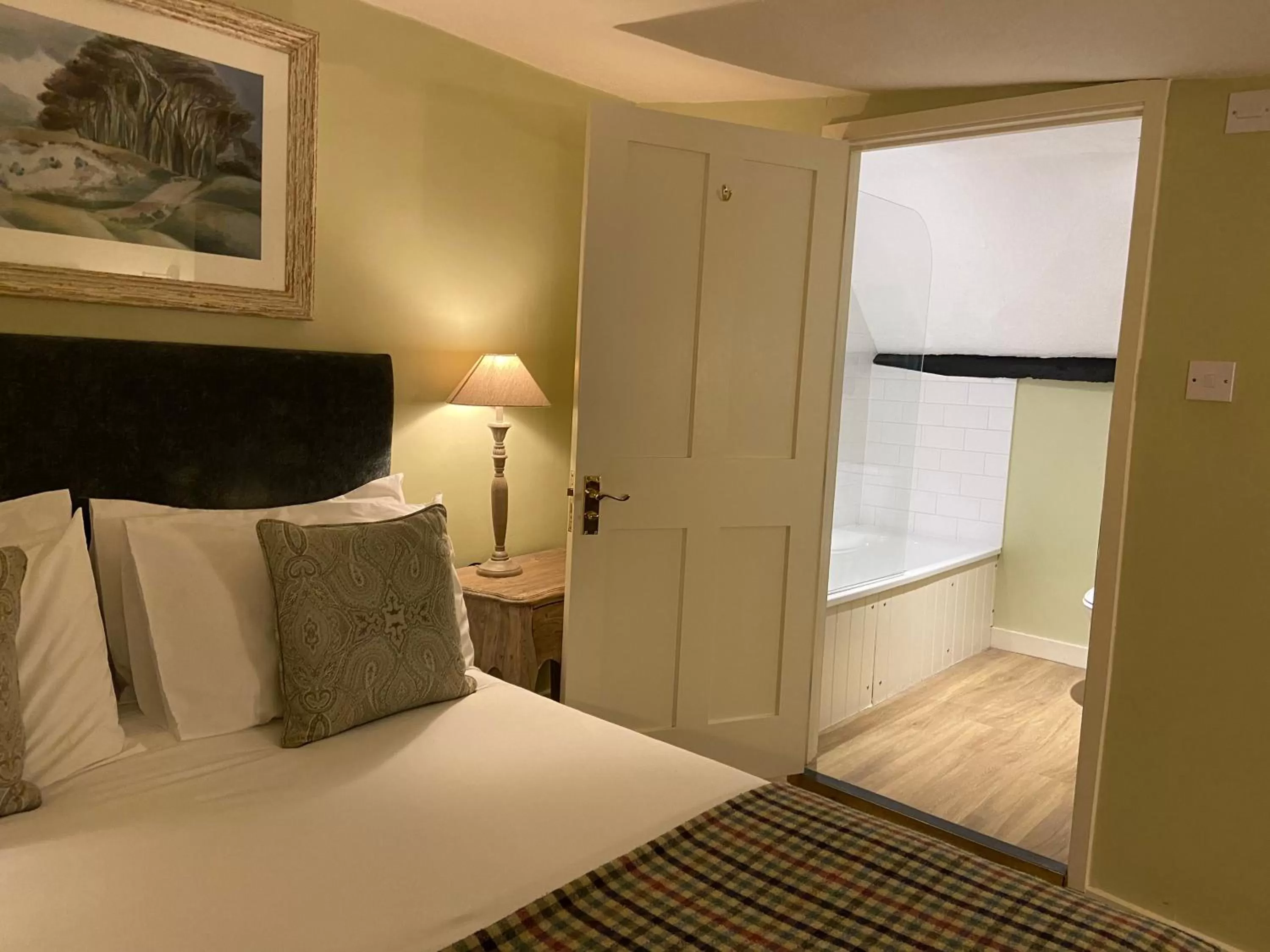 Bathroom, Bed in The Green Dragon