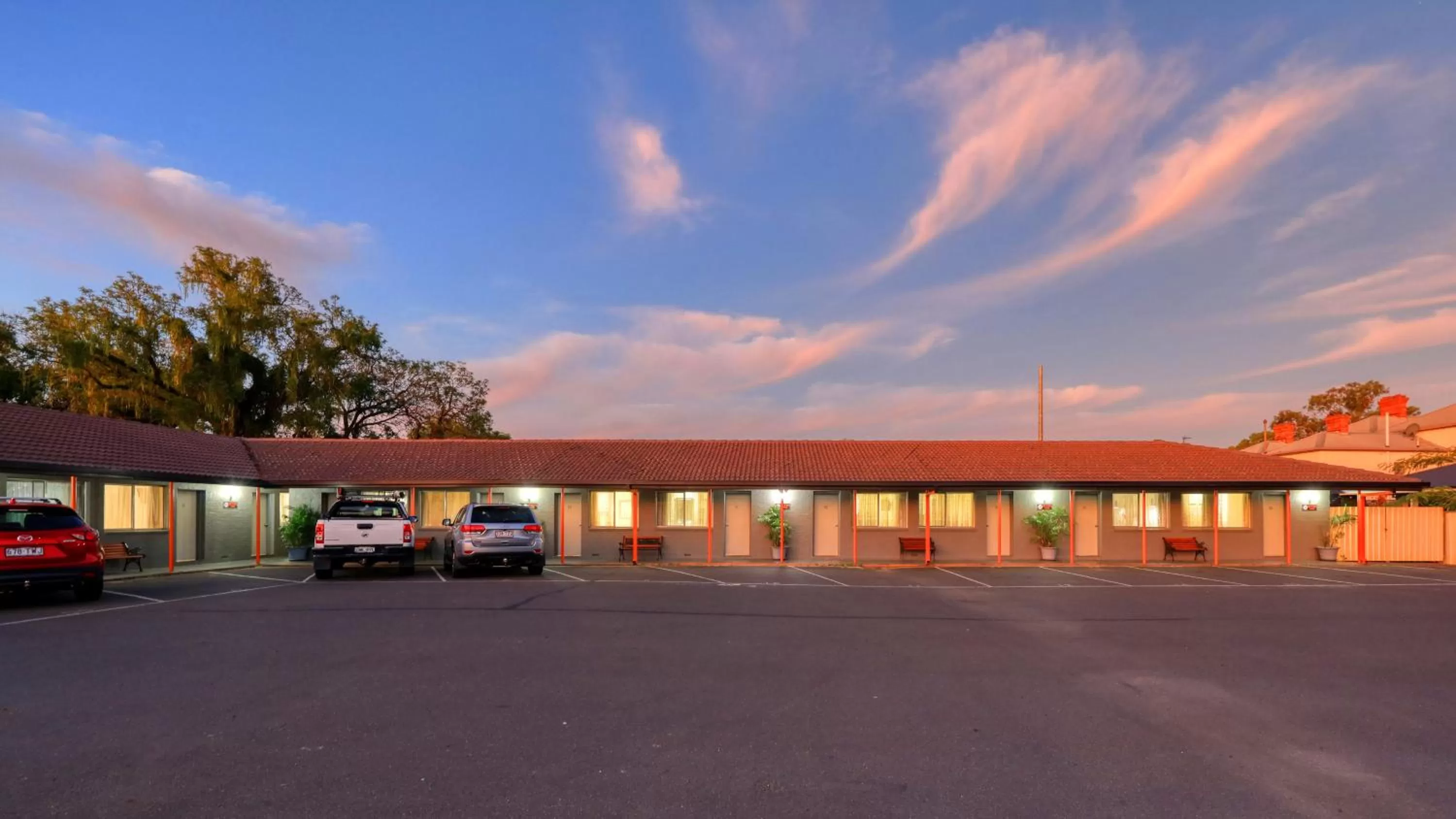 Parking in Country Leisure Motor Inn