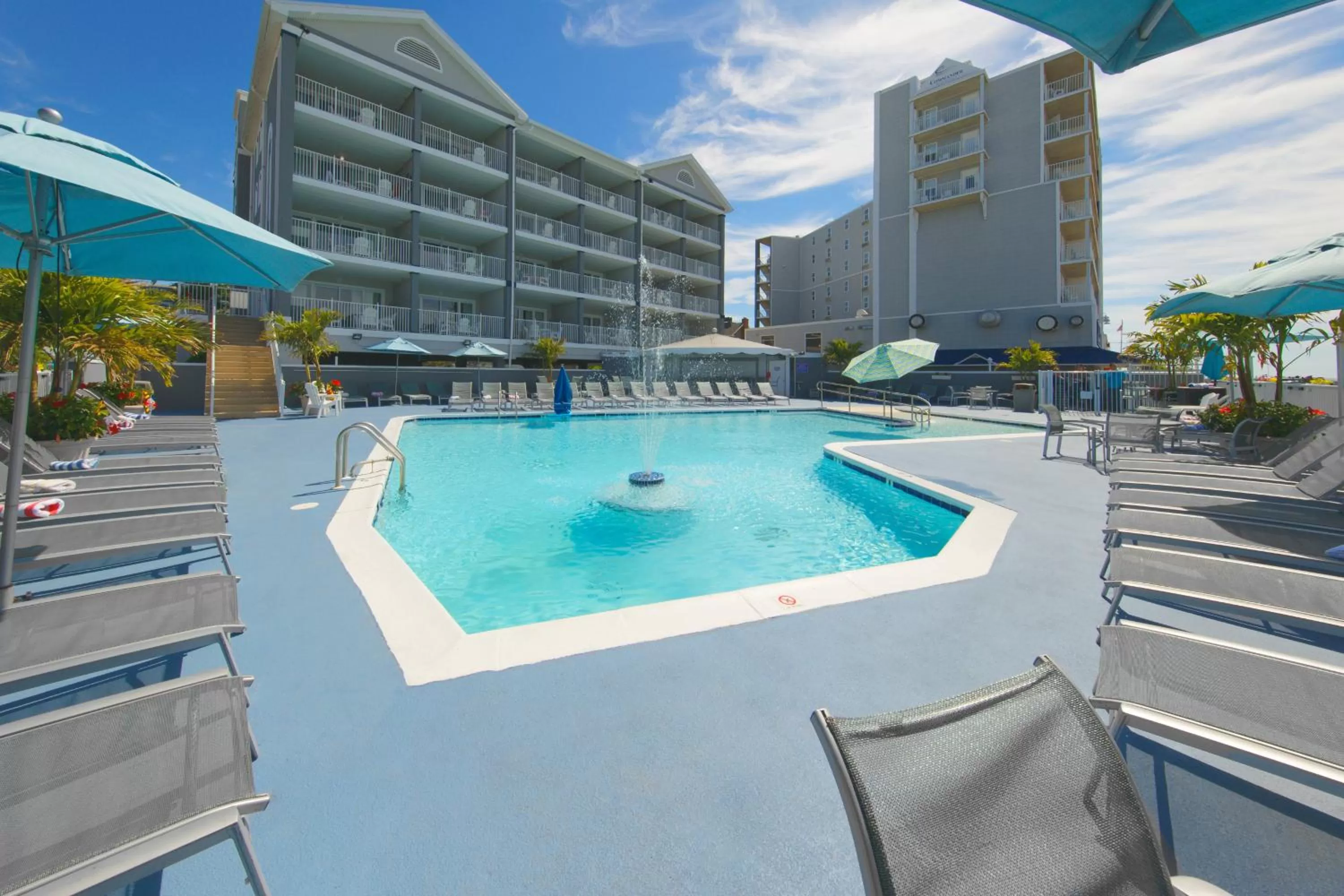 Swimming pool in Commander Hotel & Suites