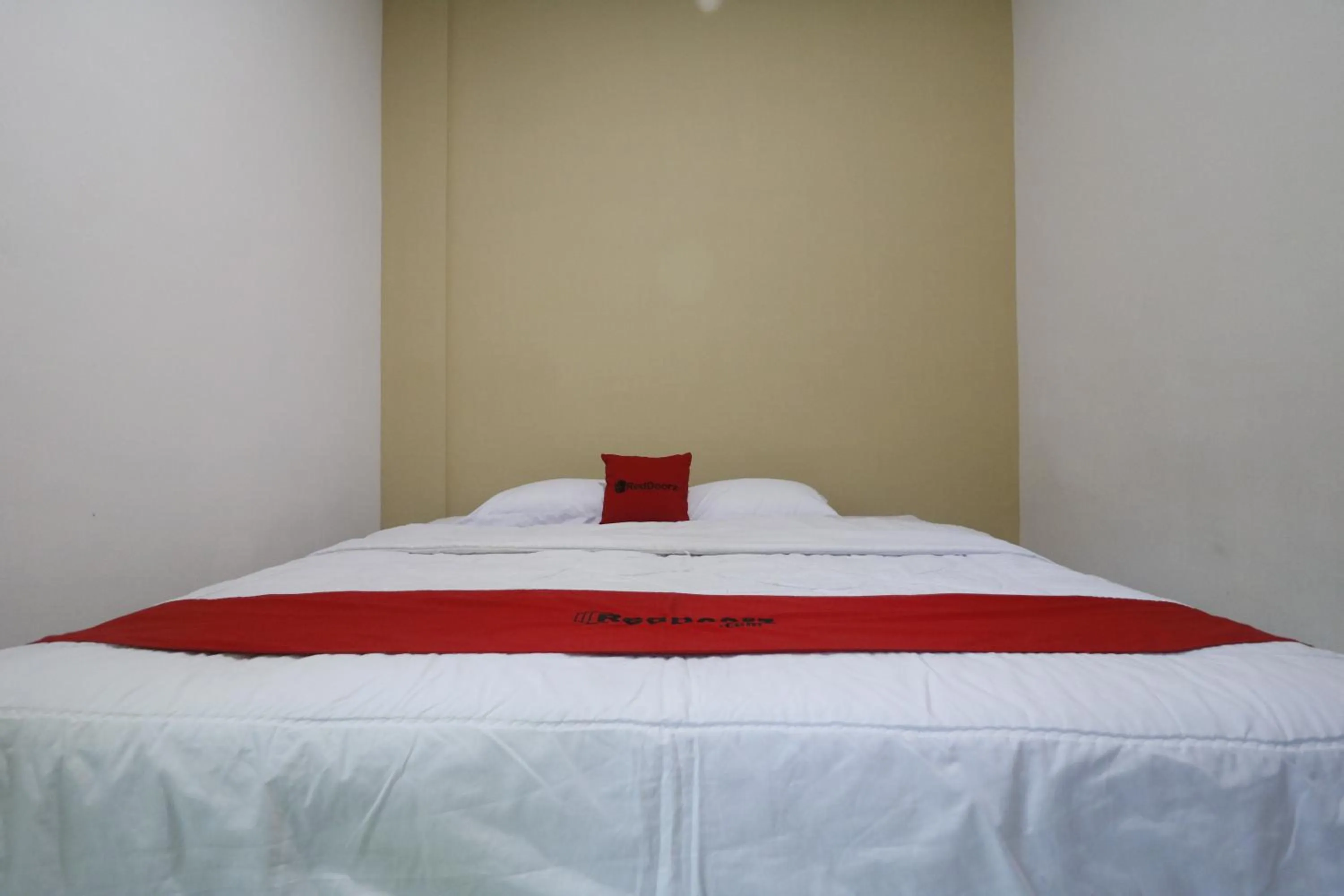 Bedroom, Bed in RedDoorz @ Jalan Krakatau Medan