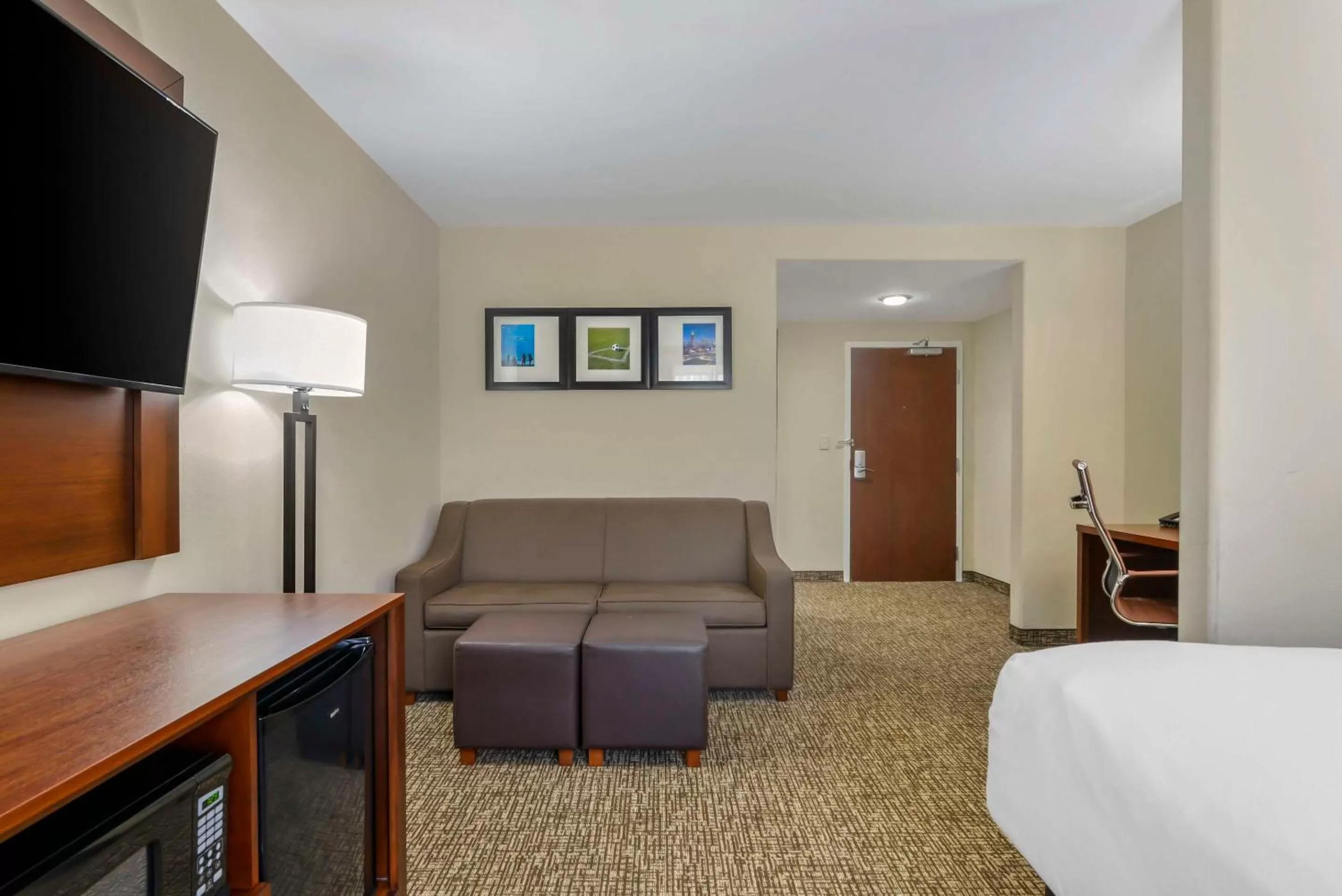 Bedroom, Bed in Comfort Suites At Kennesaw State University