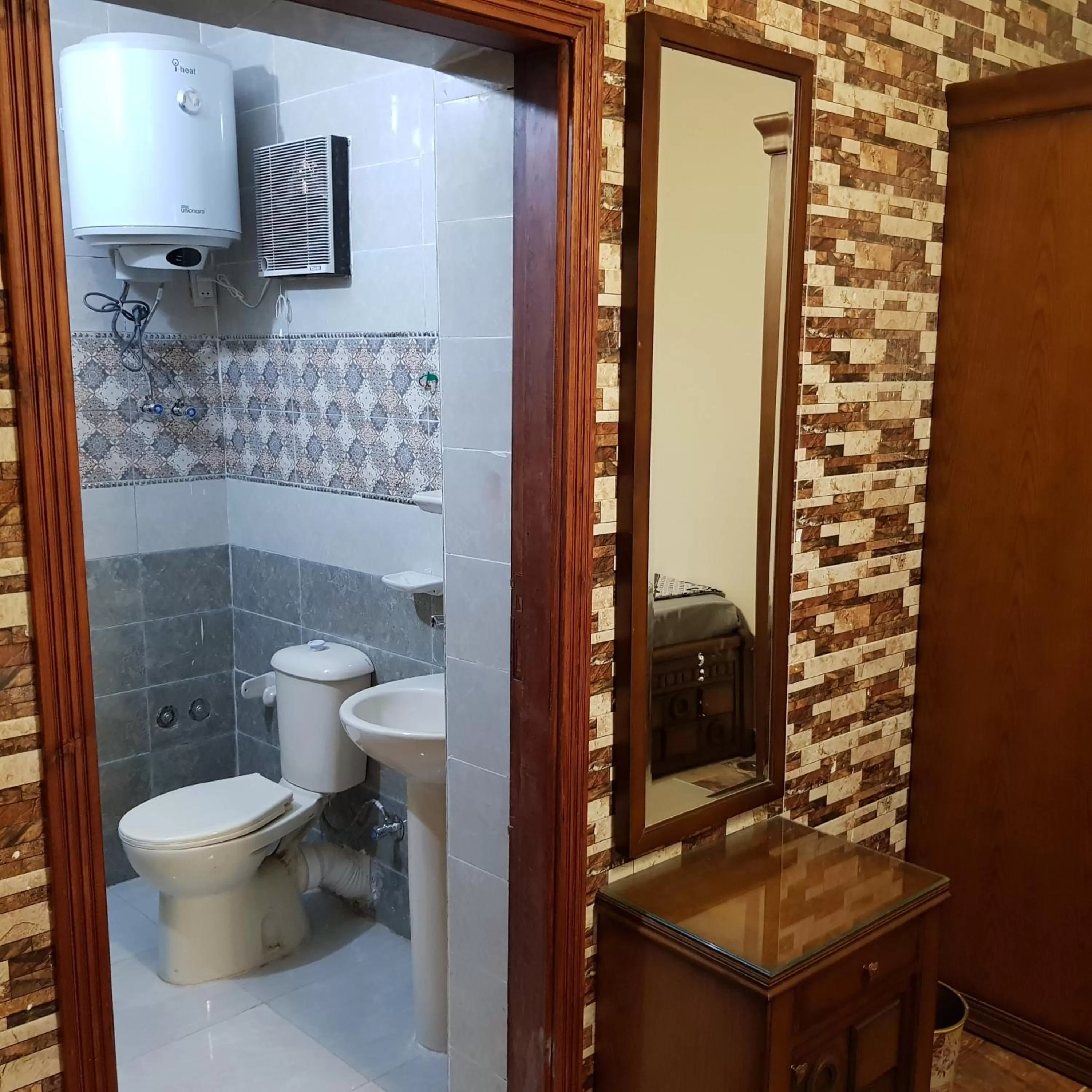 Bathroom in Sphinx palace pyramids view