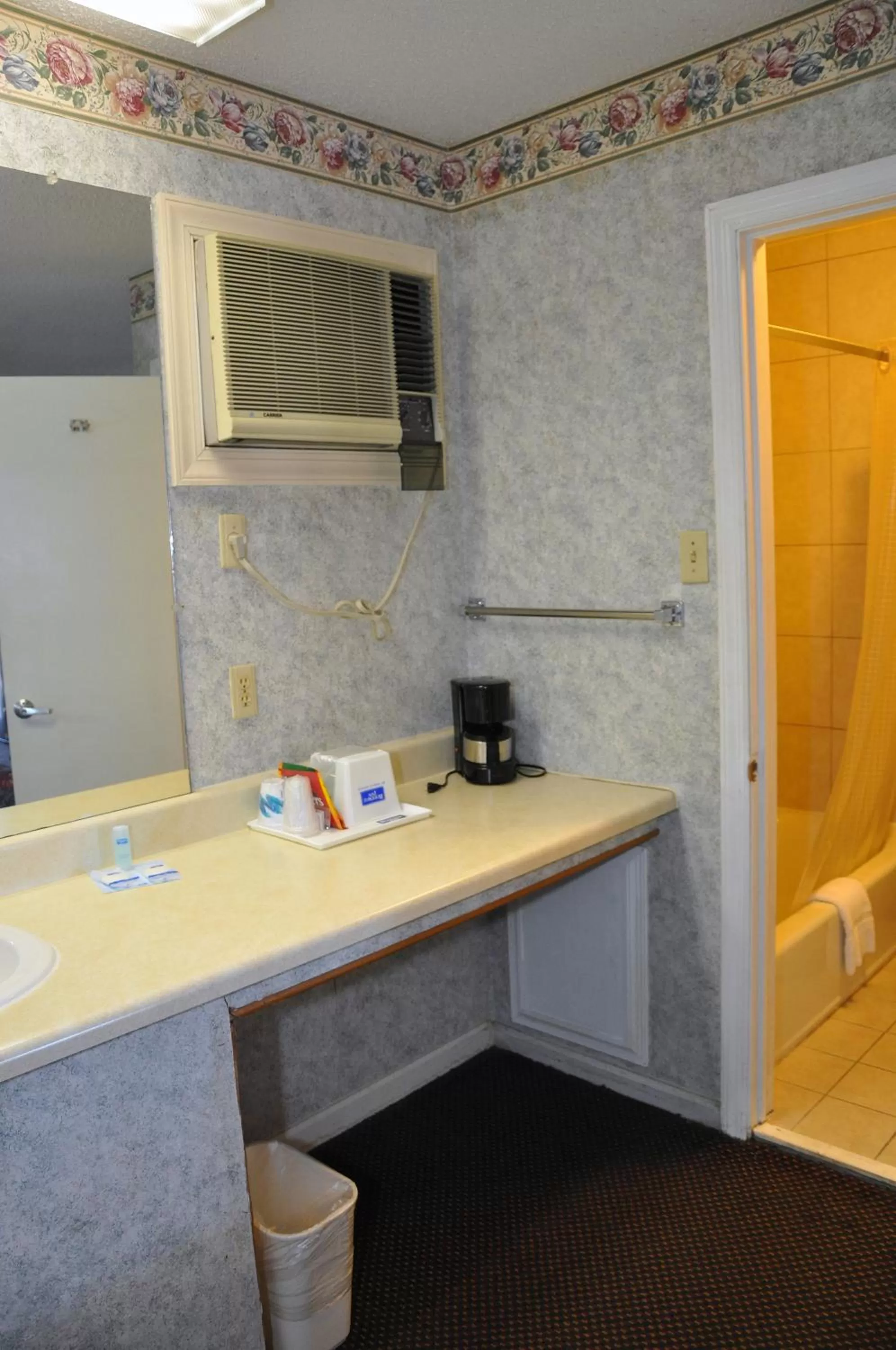 MERRIMAC INN & SUITES