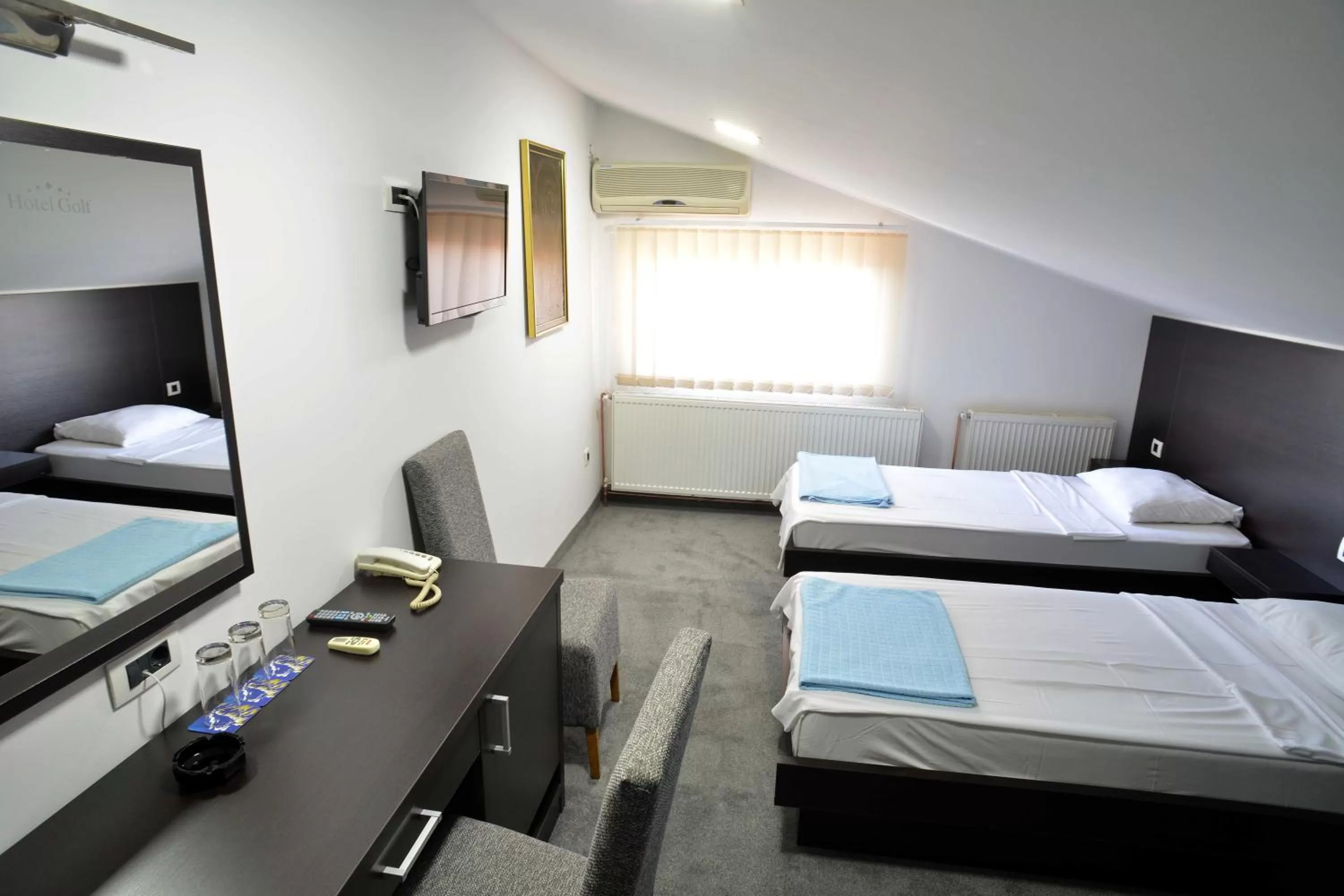 Bathroom, TV/Entertainment Center in Hotel Golf